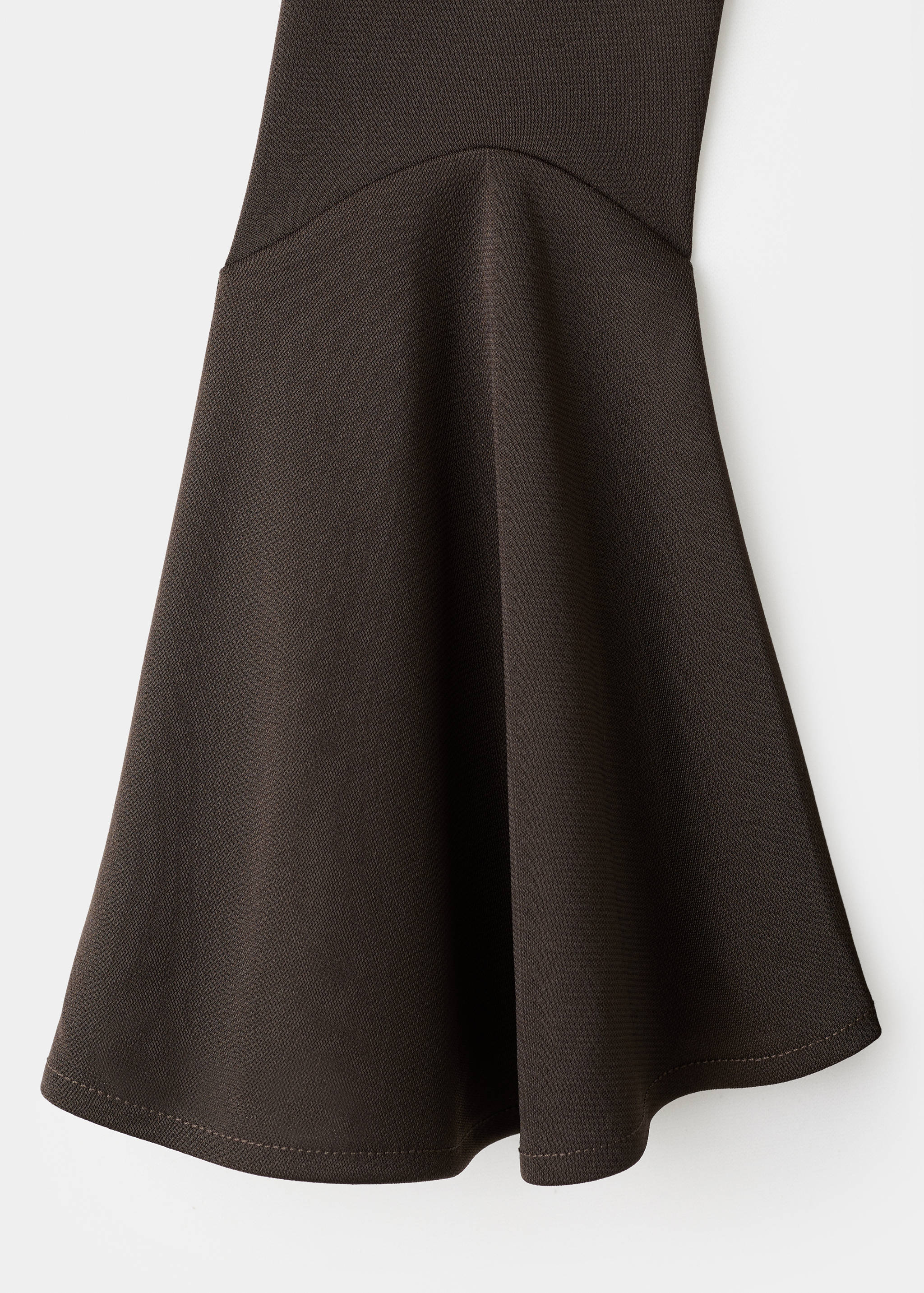 Tailliertes Kleid mit ausgestellten Ärmeln - Detail des Artikels 0