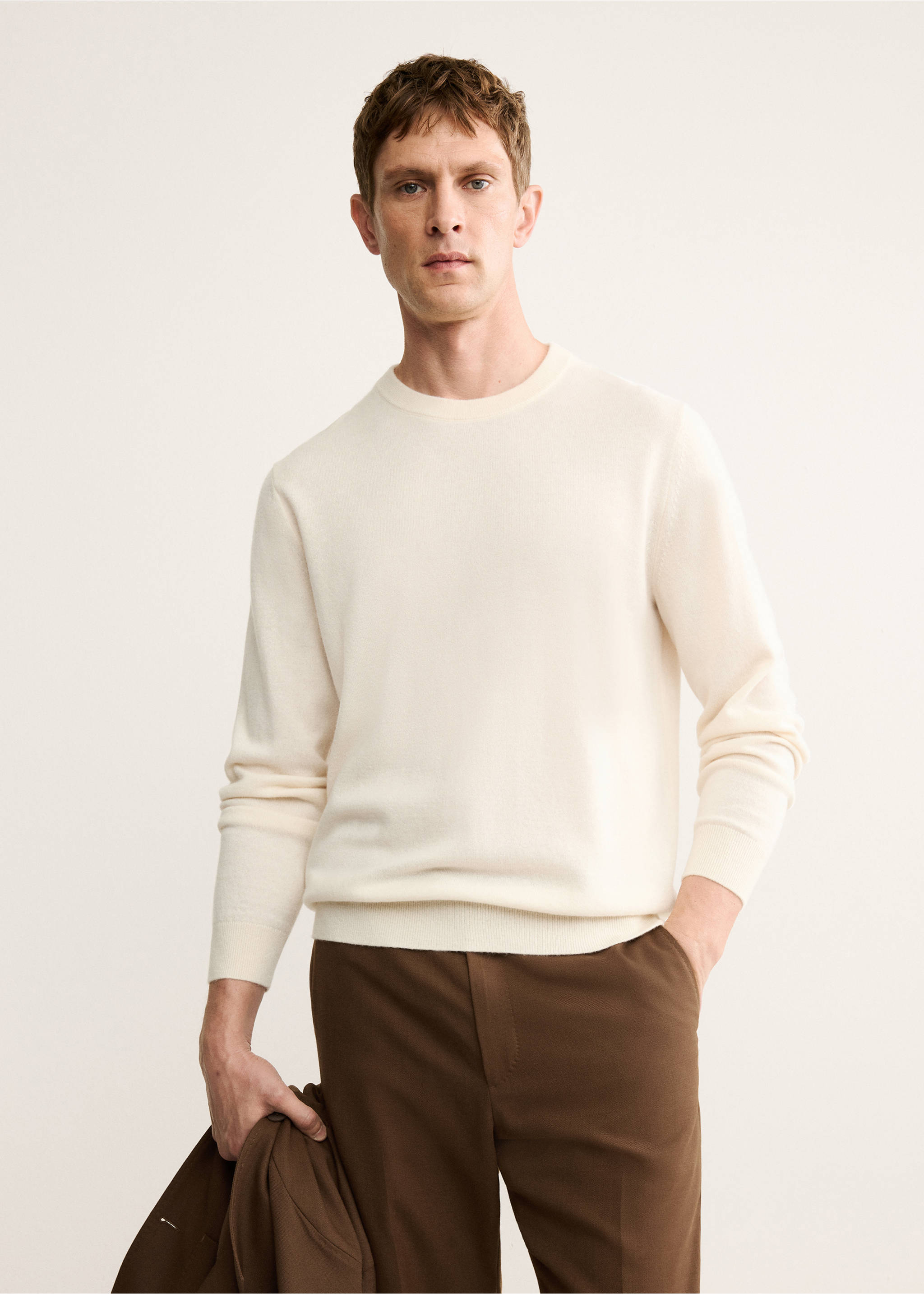 Jersey 100% cashmere regular fit - Plano medio, Blanco marfil. Ref: 17068276-00.