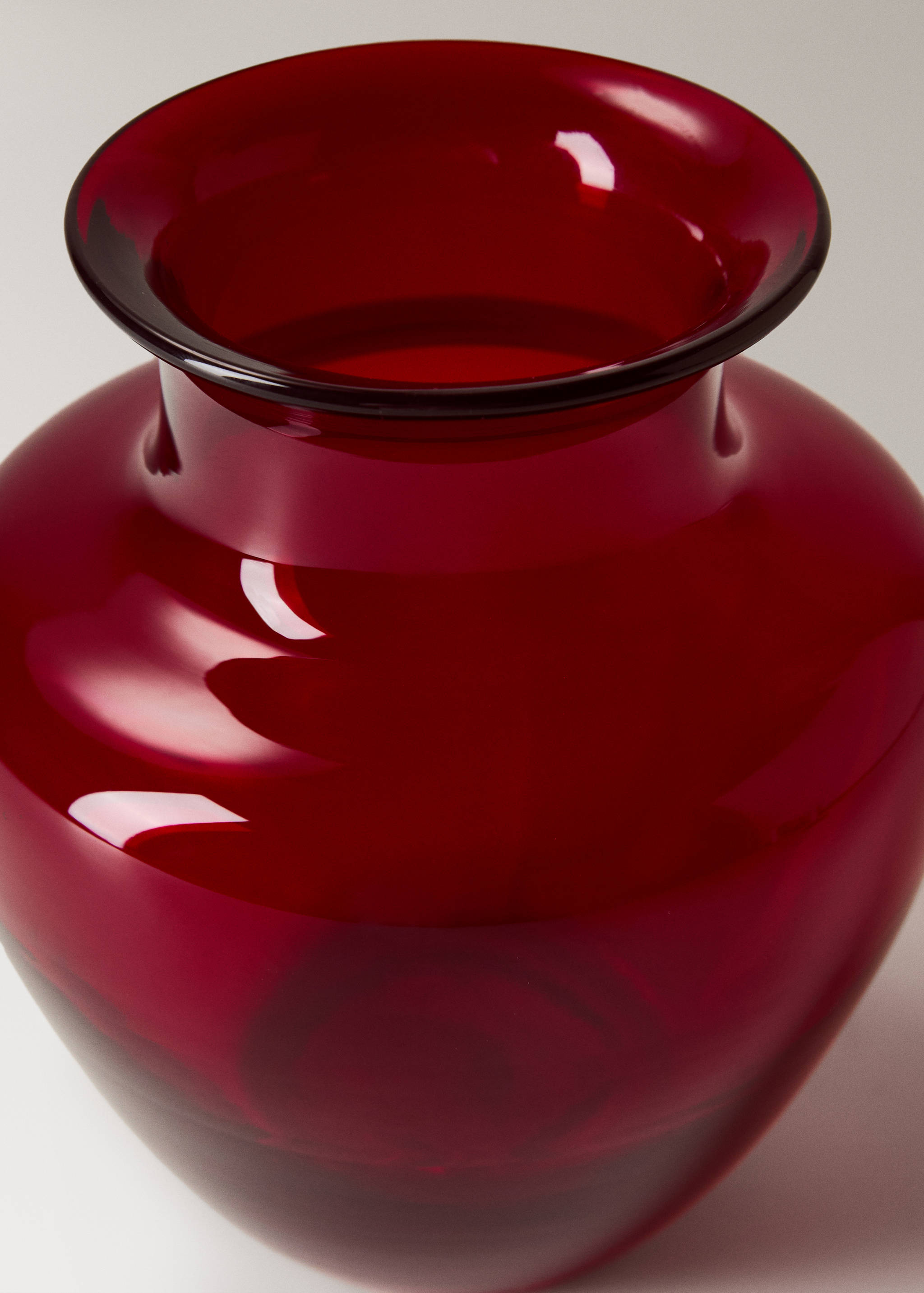 Low glass vase - Details of the article 1