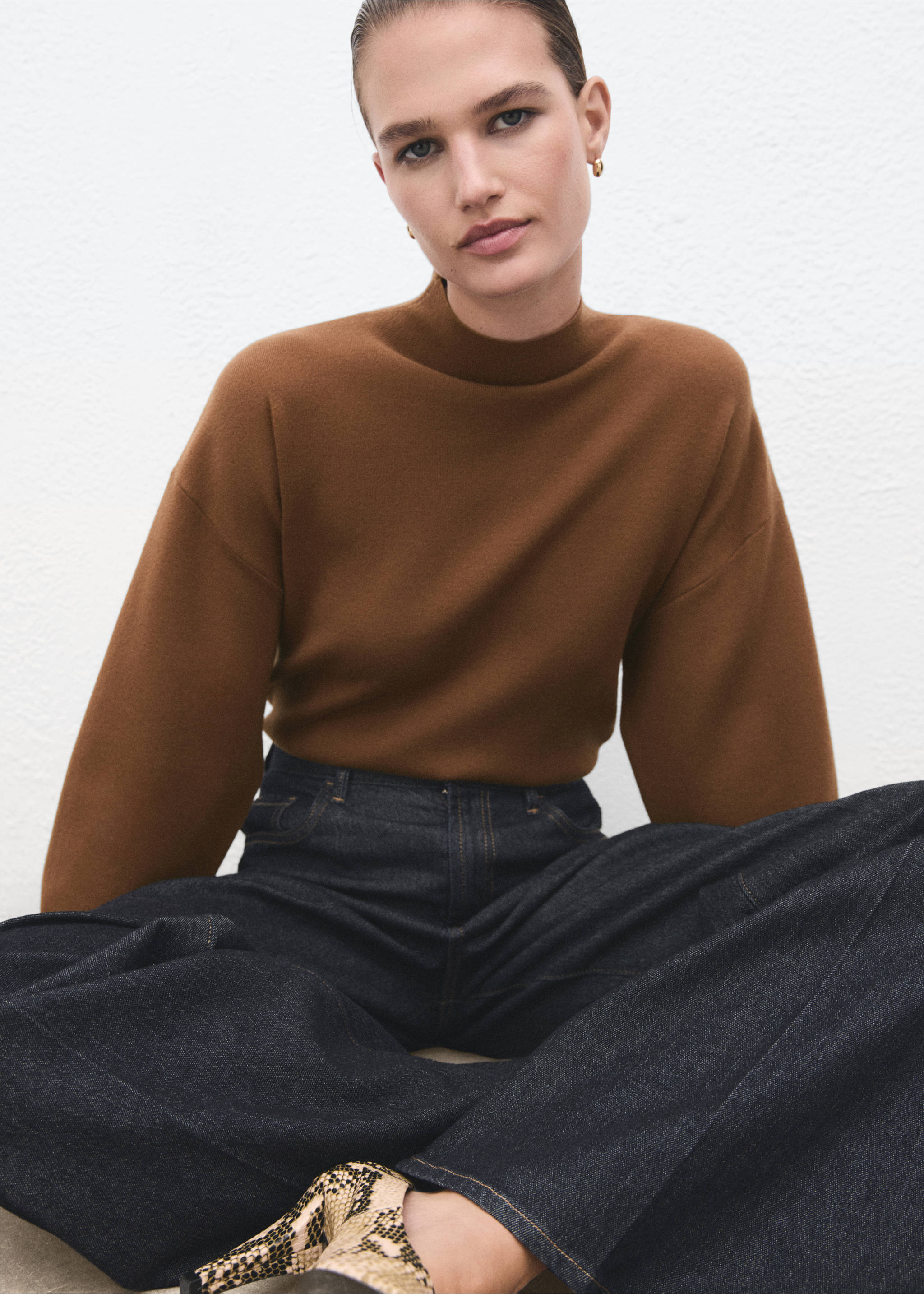 High collar sweater - Details of the article 1, Caramel. Ref: 17068639-00.