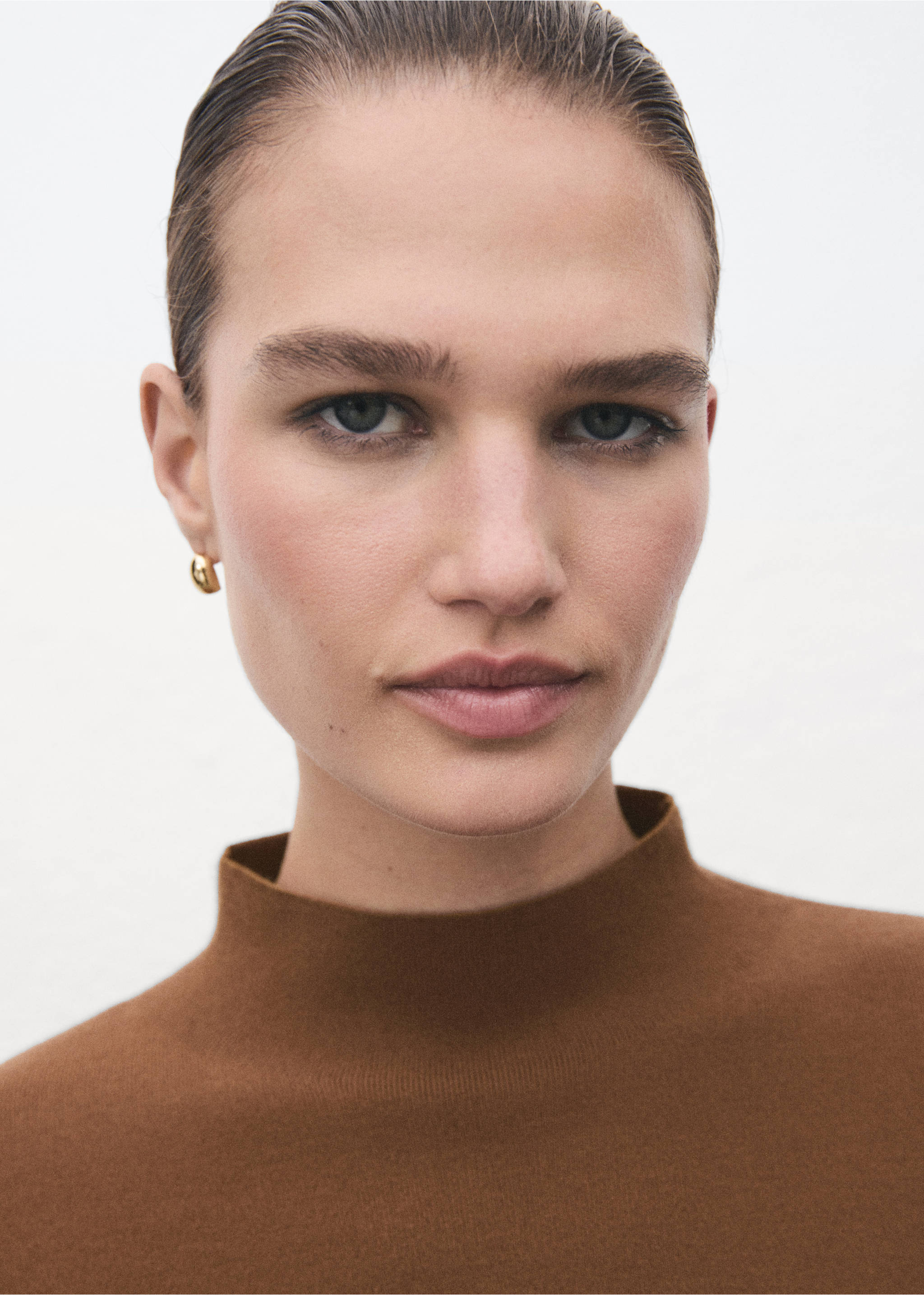 High collar sweater - Details of the article 3, Caramel. Ref: 17068639-00.