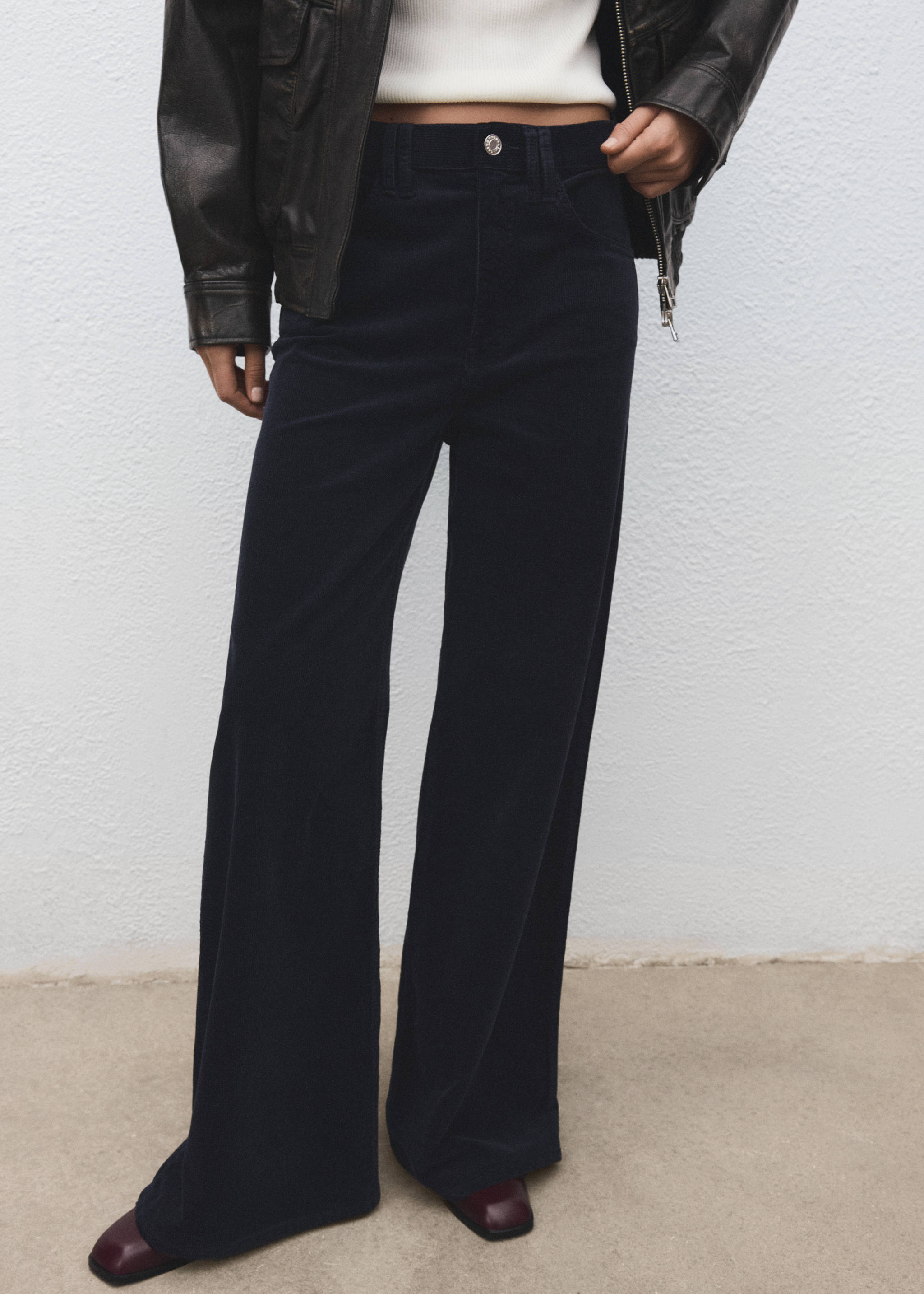 Jean large en velours côtelé - Plan moyen