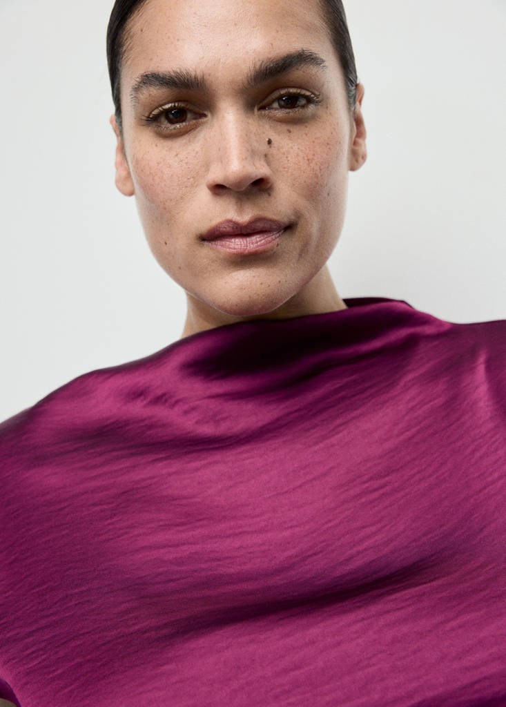 Satin dress with creased effect — Strawberry