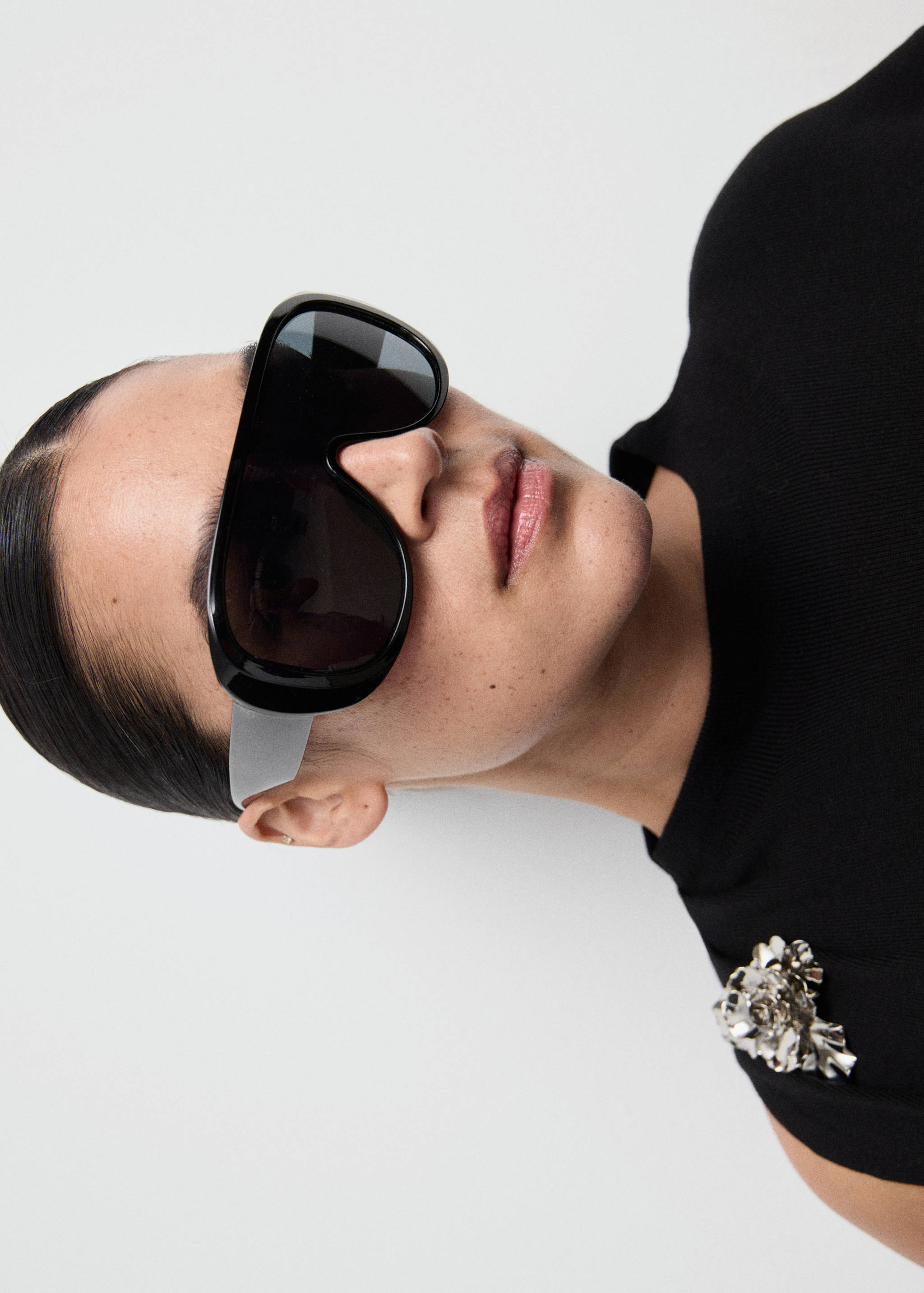 Knitted top with metallic flower - Details of the article 4