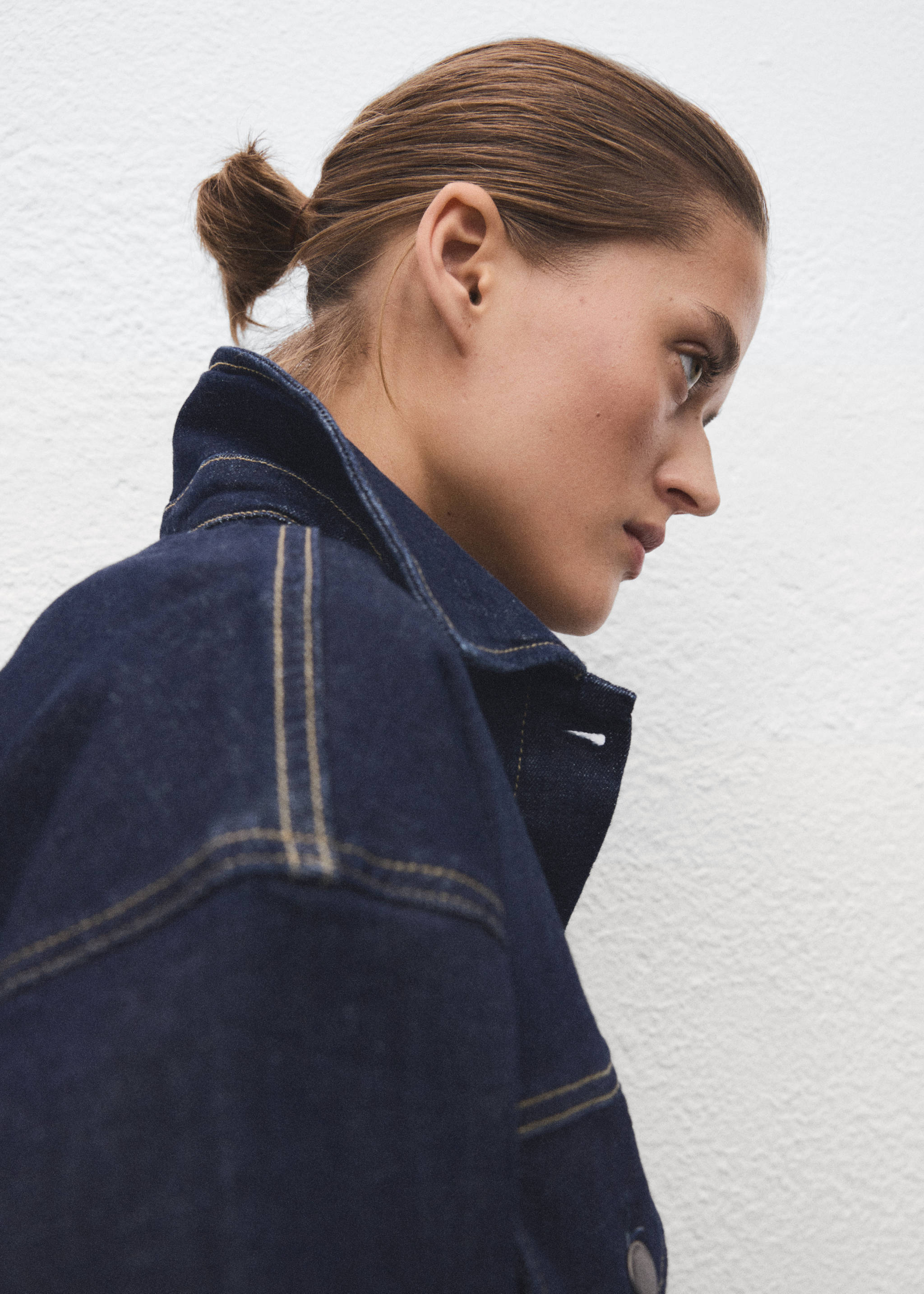 Fitted denim jacket with pockets - Details of the article 1