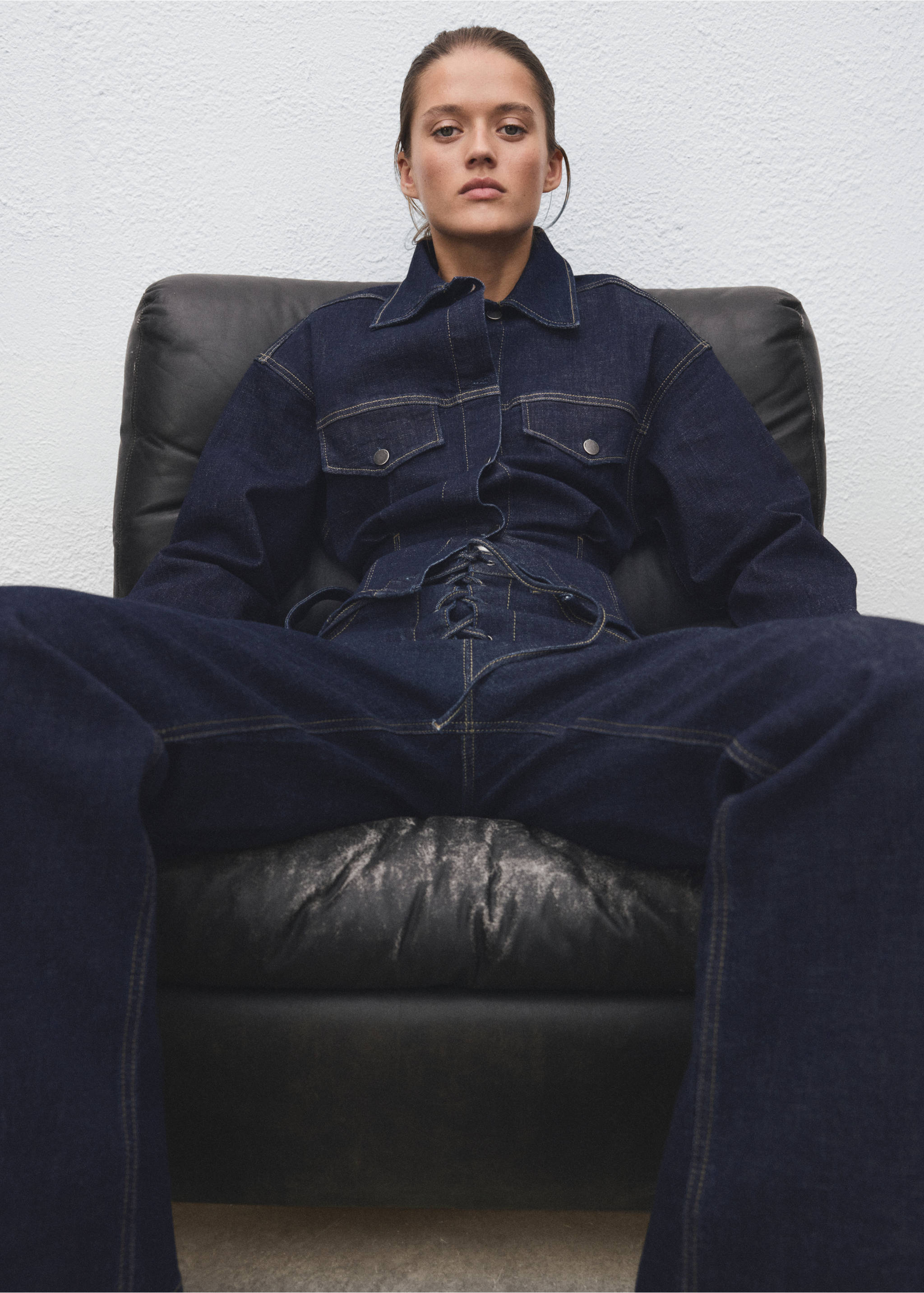 Fitted denim jacket with pockets - Details of the article 2, Open Blue. Ref: 17069119-00.