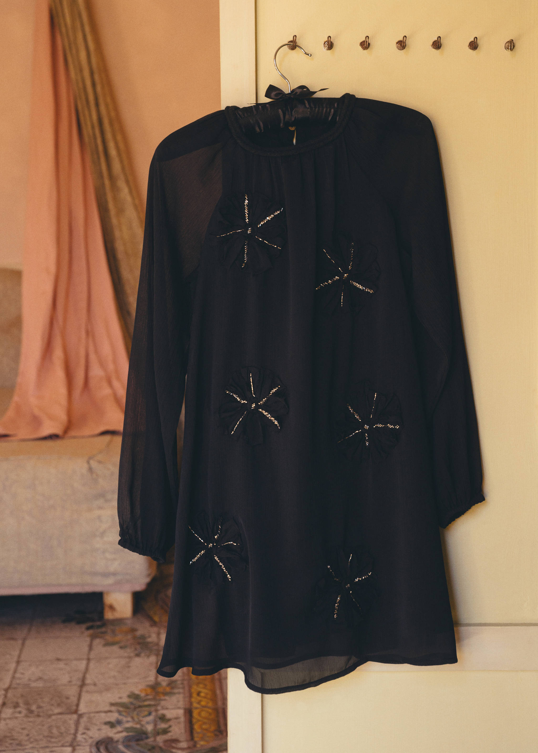 Sukienka z kwiatowym haftem - Szczegóły artykułu 5