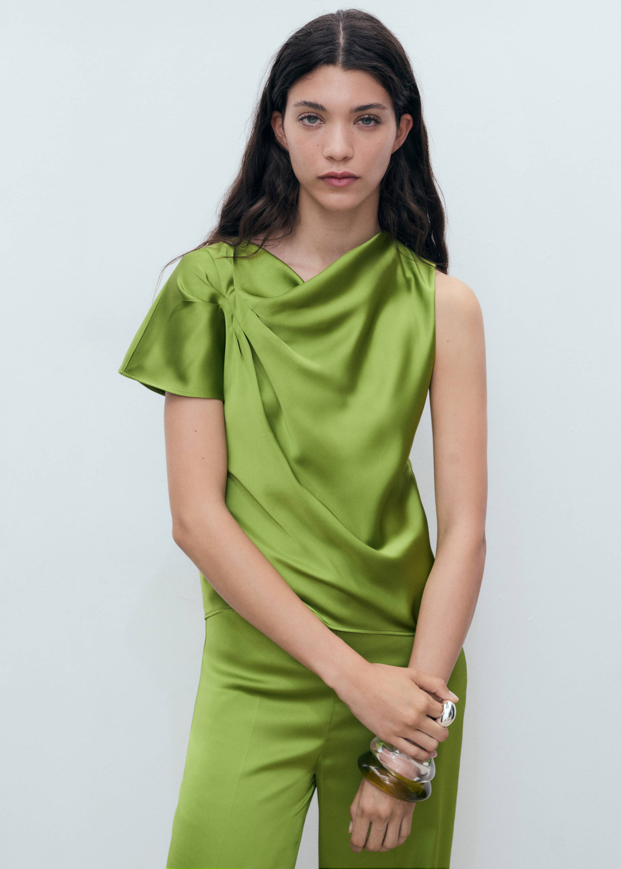 Satinerad blus med draperad detalj - Bild av mittparti