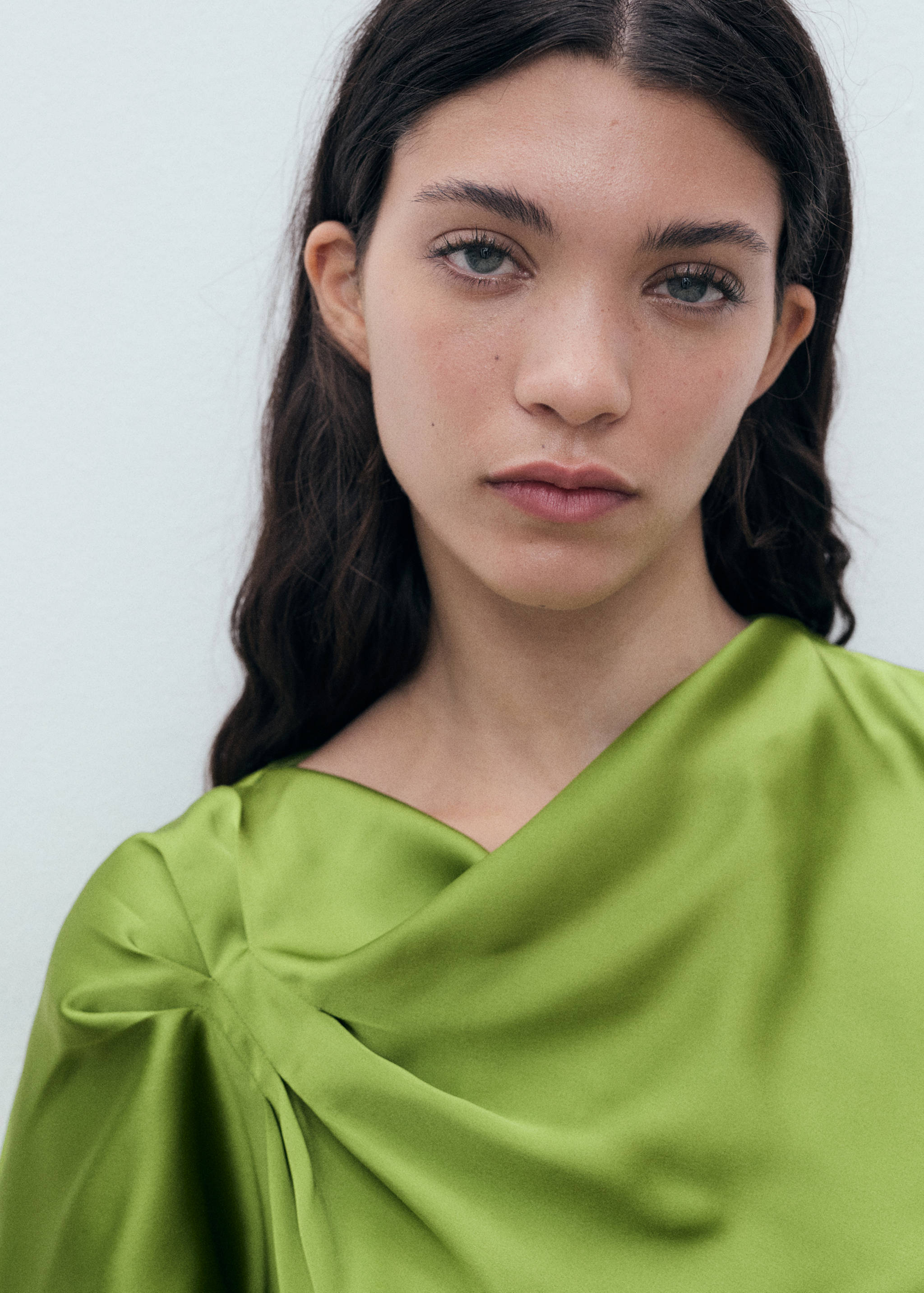 Satinerad blus med draperad detalj - Detaljer om artikeln 1