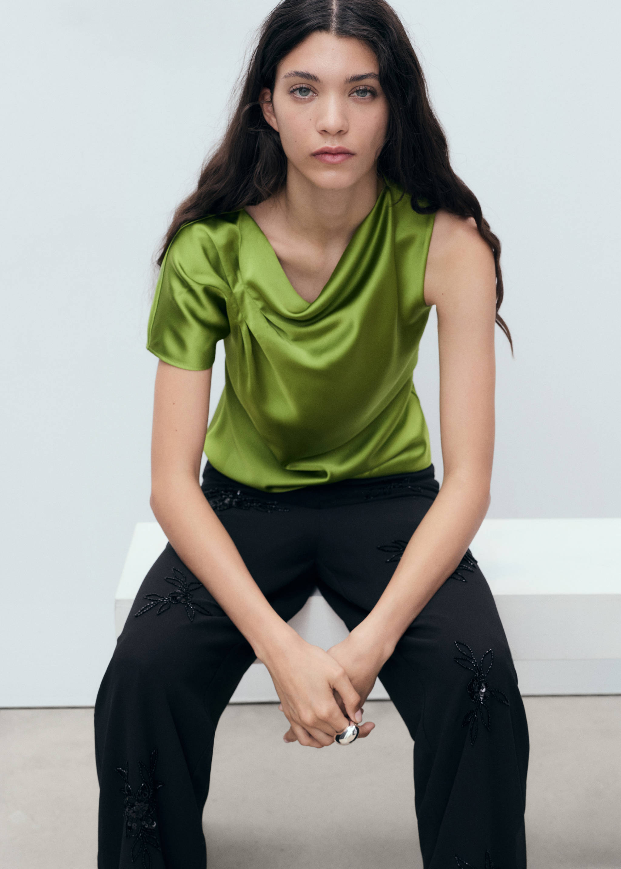 Satinerad blus med draperad detalj - Detaljer om artikeln 6