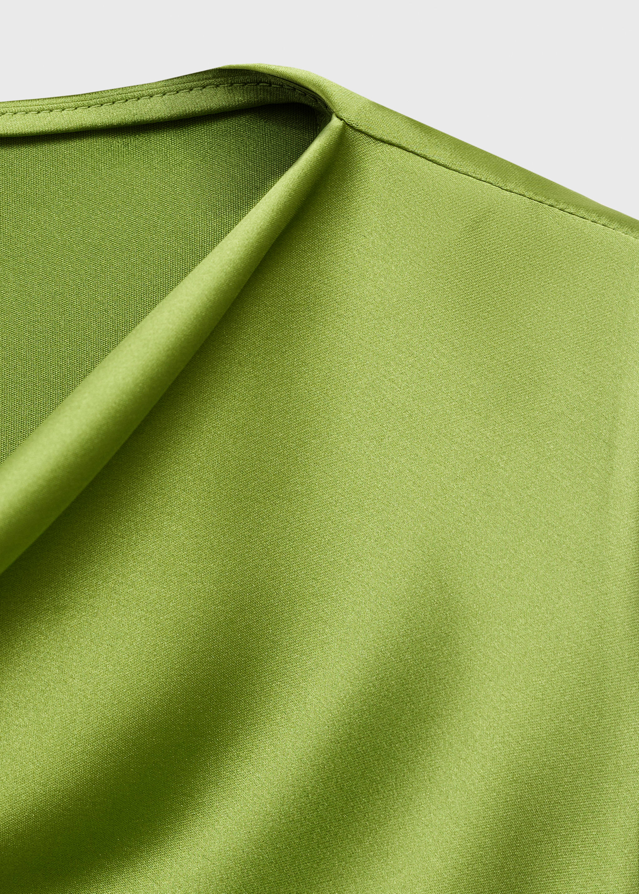 Satinerad blus med draperad detalj - Detaljer om artikeln 0