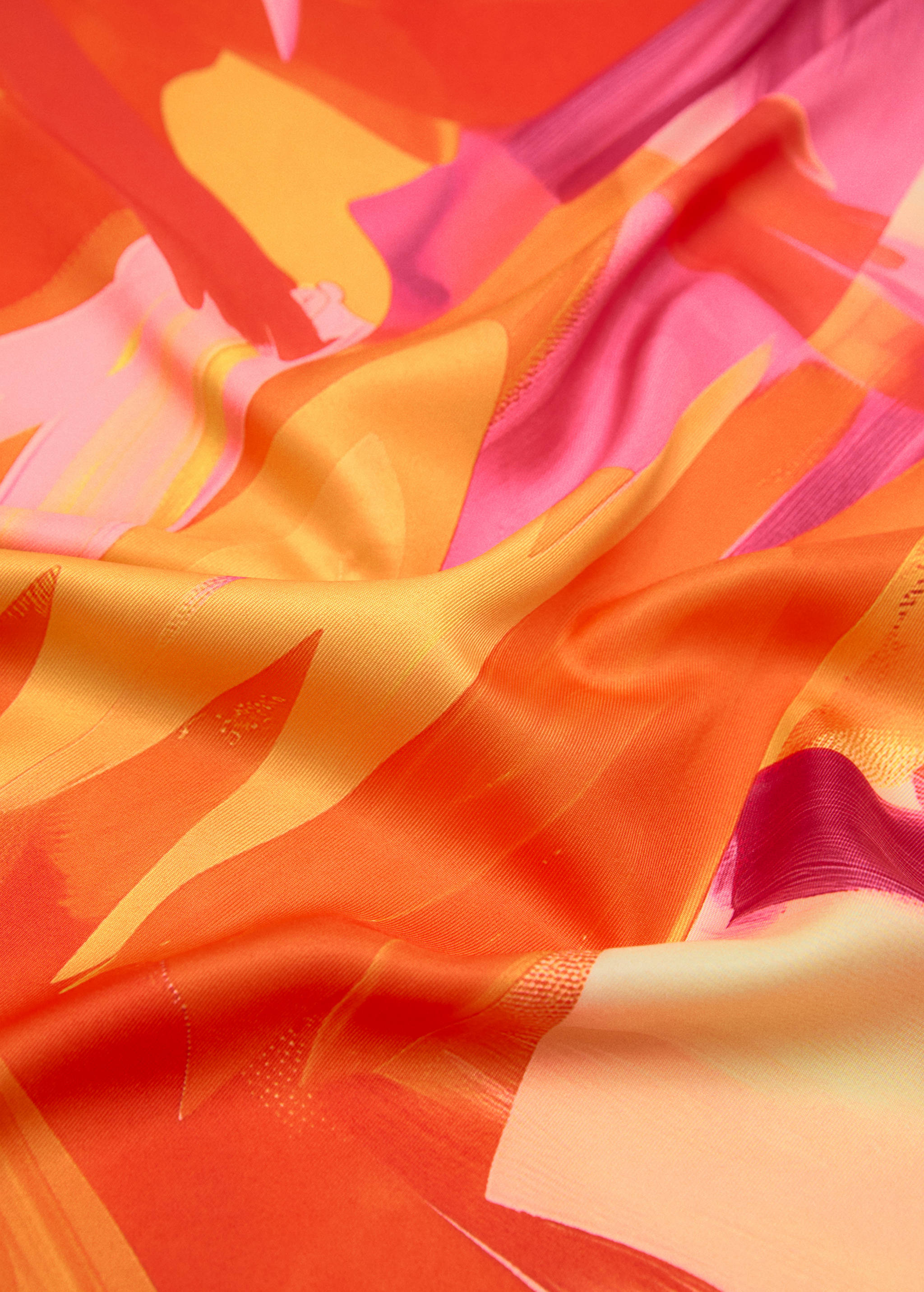 Шелковый платок с абстрактным принтом - Средний план