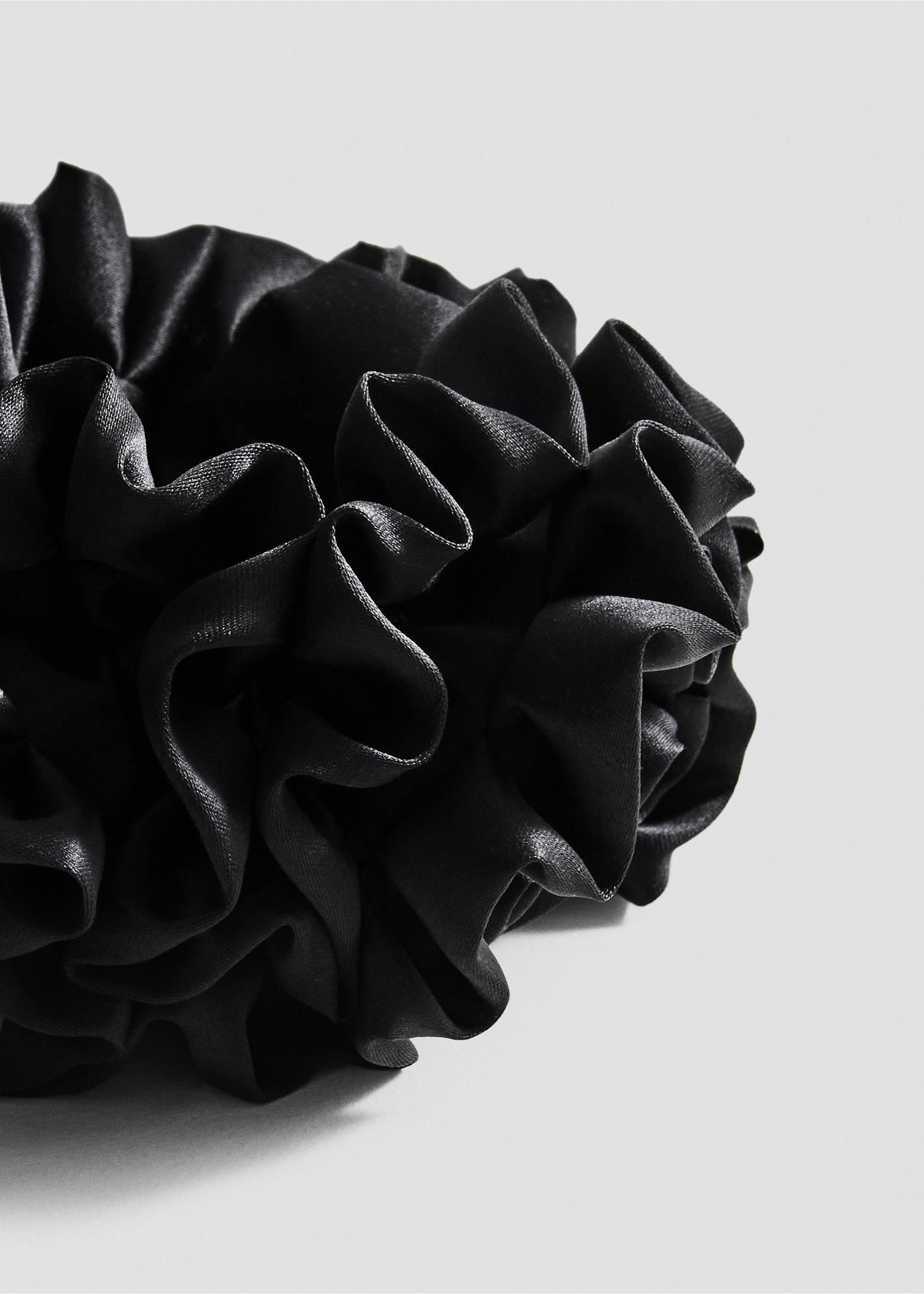 Mini ruffled scrunchie - Medium plane, Black. Ref: 17071129-00.