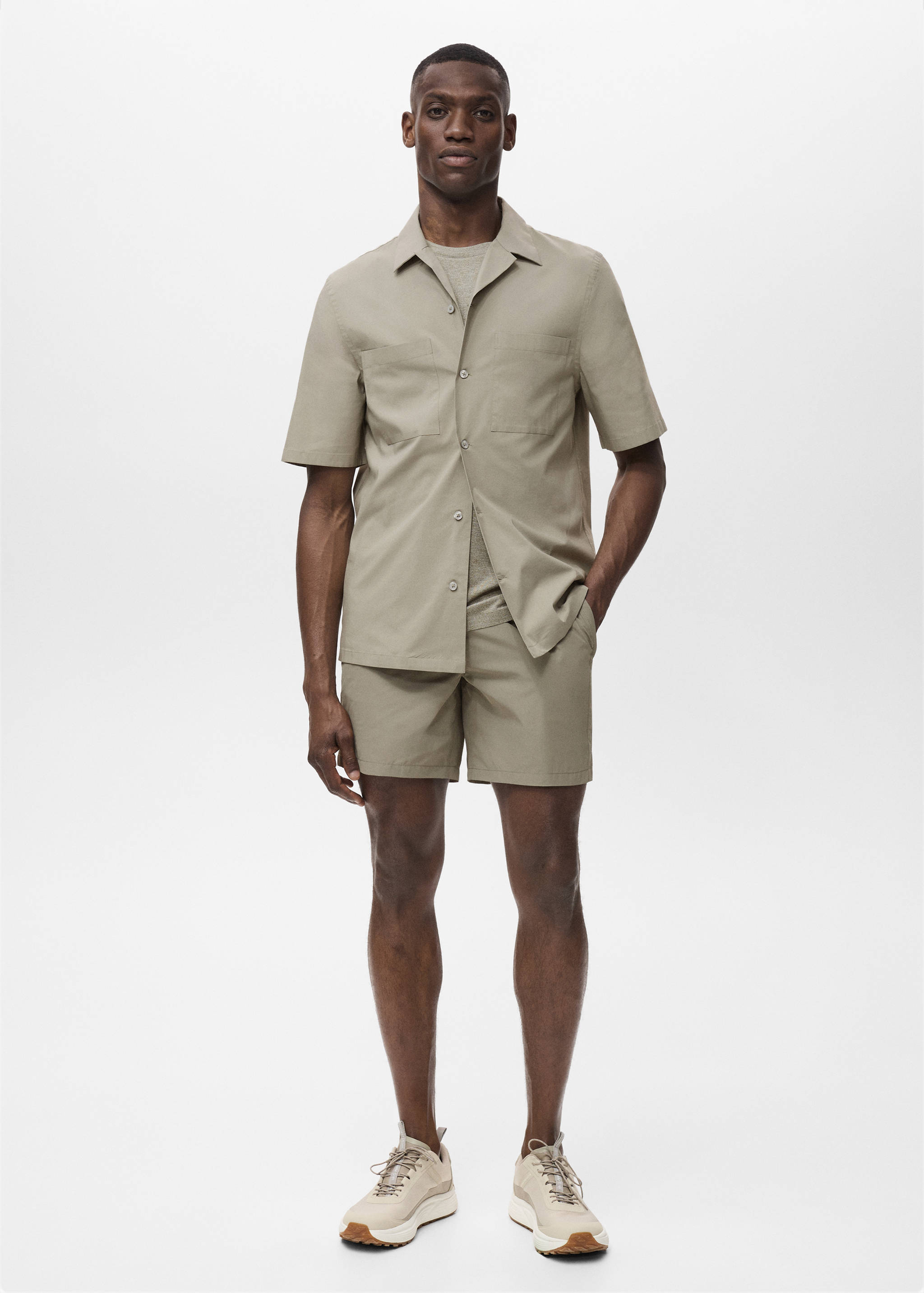 Рубашка с воротником боулинг и карманами - Общий план