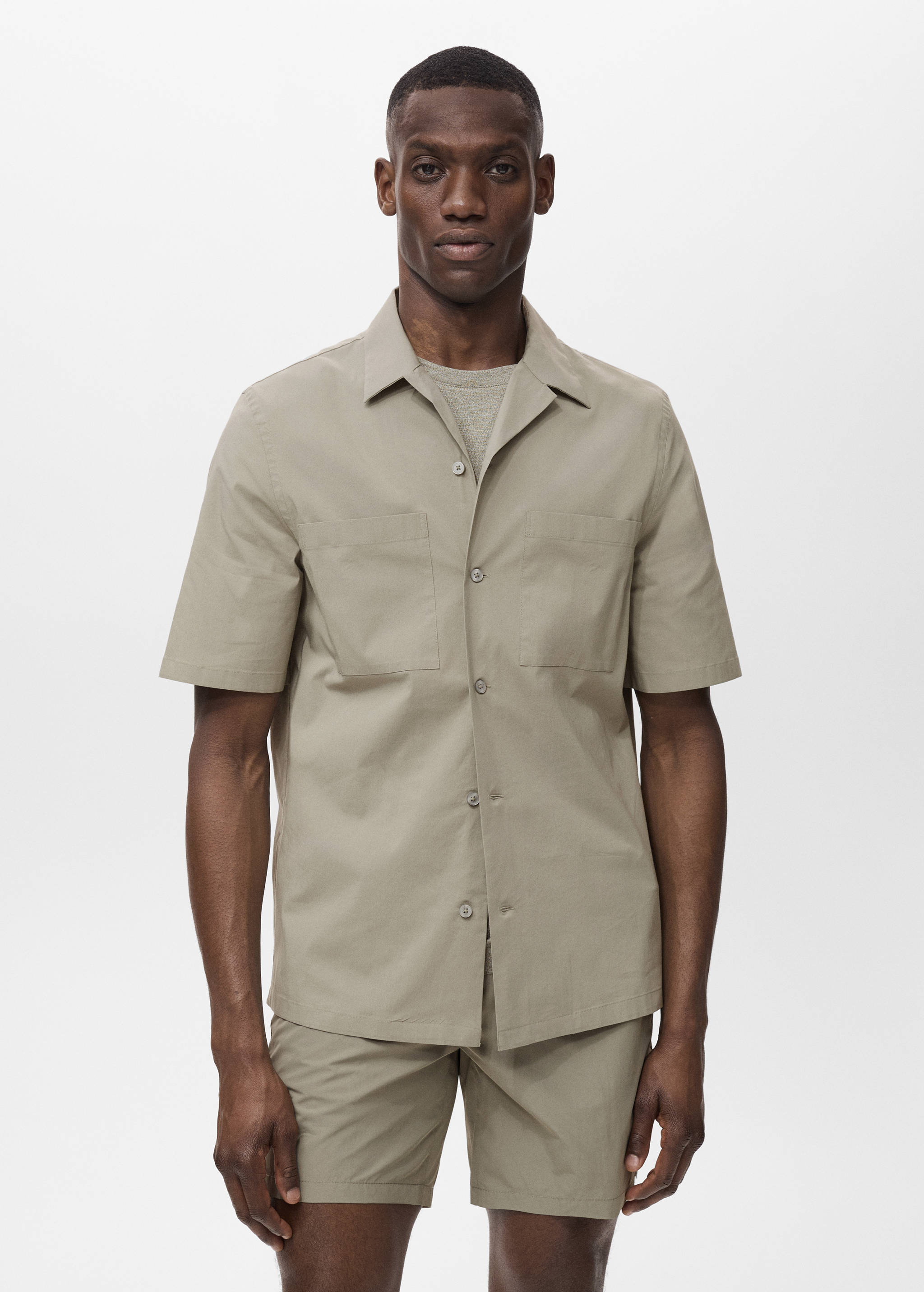 Рубашка с воротником боулинг и карманами - Средний план