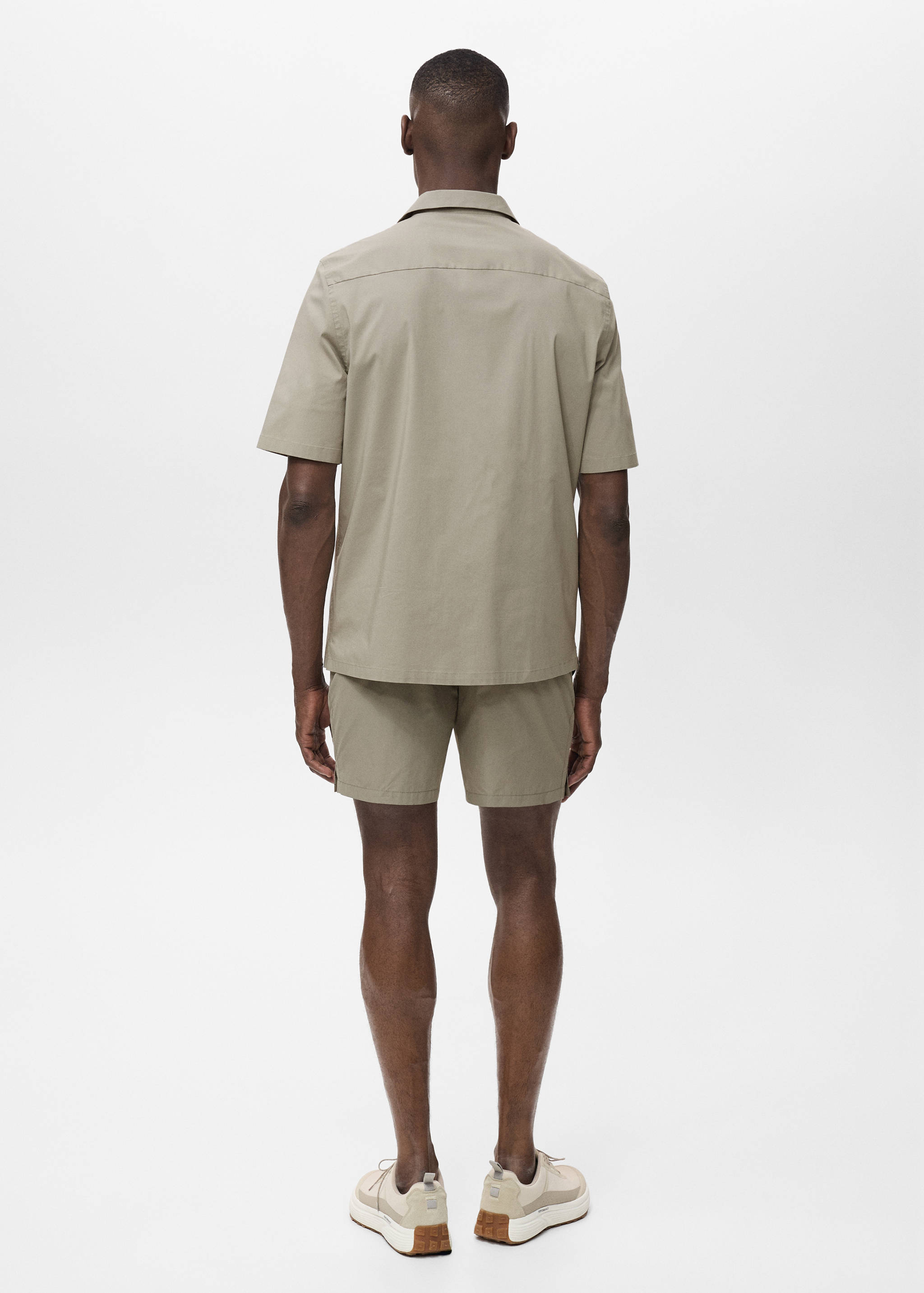 Рубашка с воротником боулинг и карманами - Обратная сторона изделия