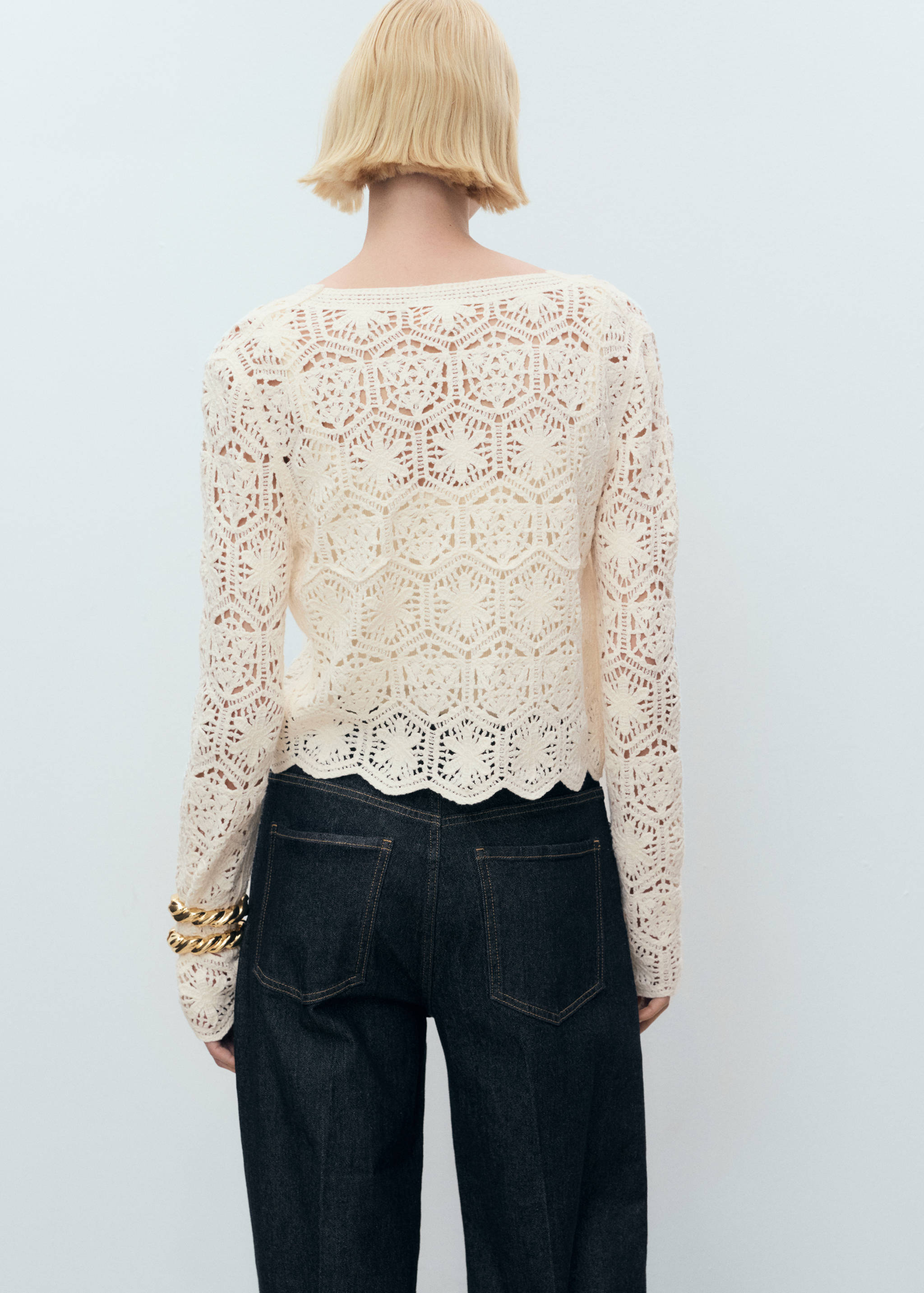 Crochet cardigan with scalloped hem - Reverse of the article