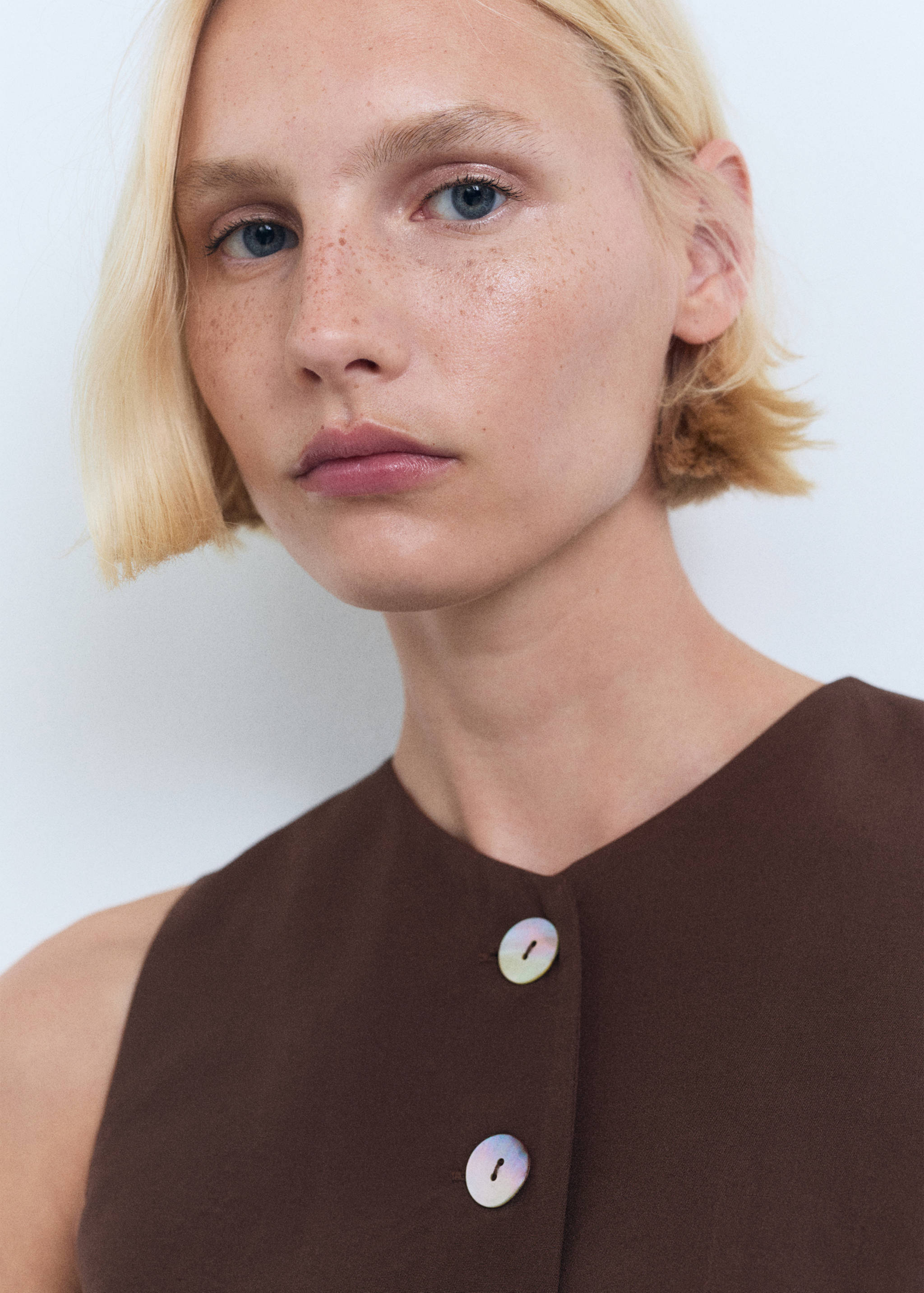 Colete de fato com botões - Pormenor do artigo 1