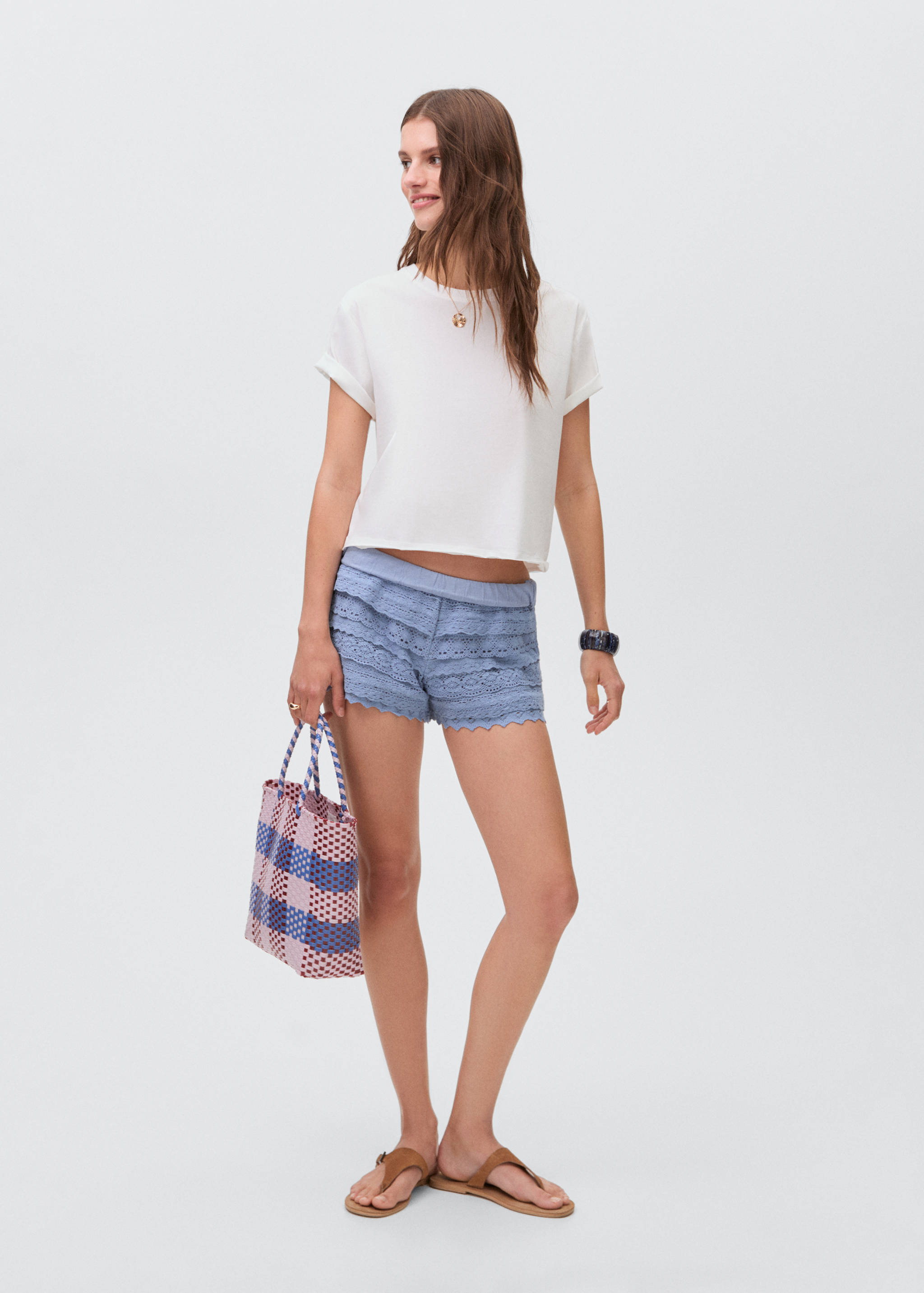 Crochet shorts with ruffles - General plane