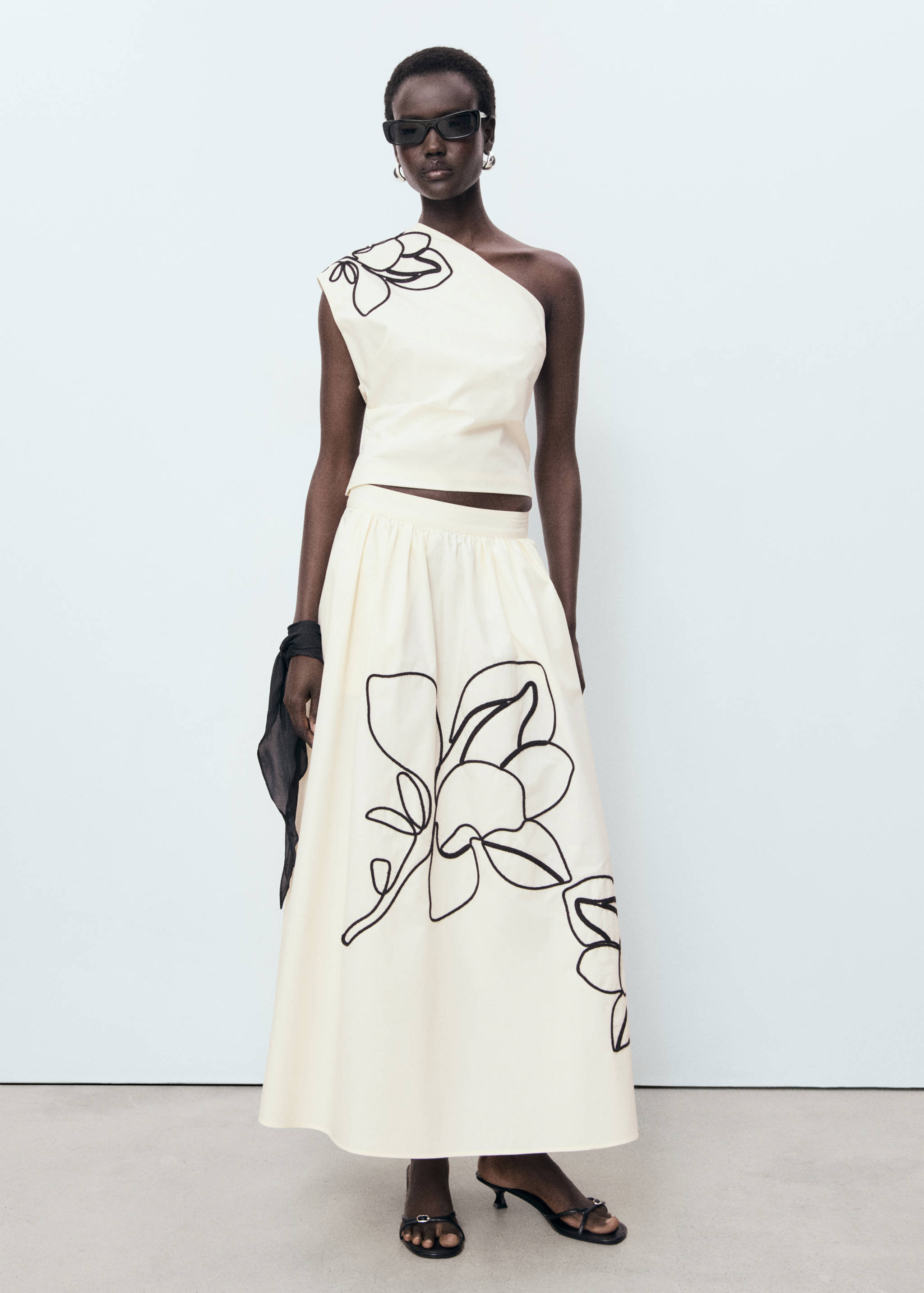 Ασύμμετρο τοπ με κεντημένο λουλούδι - Γενικό πλάνο