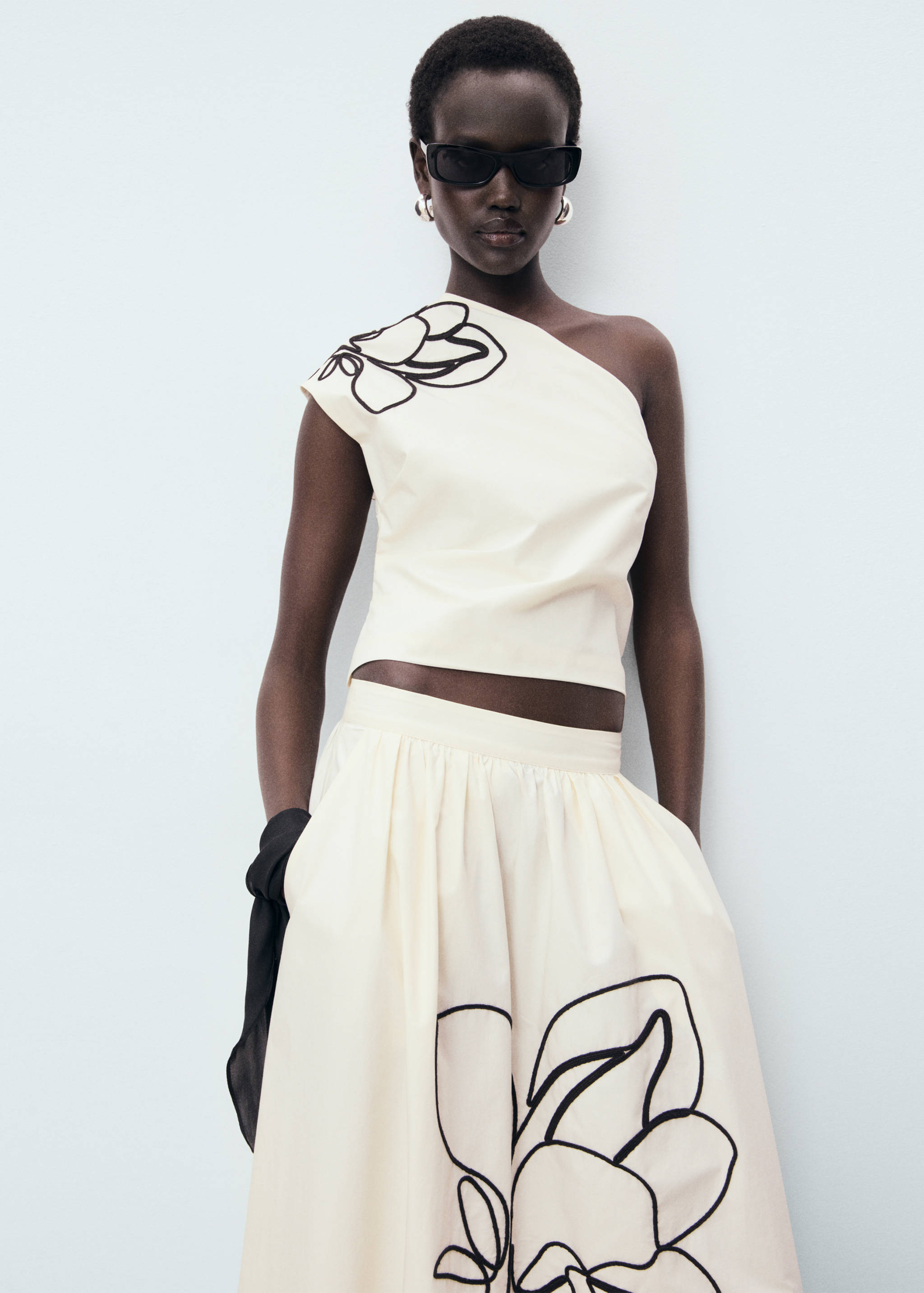 Ασύμμετρο τοπ με κεντημένο λουλούδι - Μεσαίο πλάνο