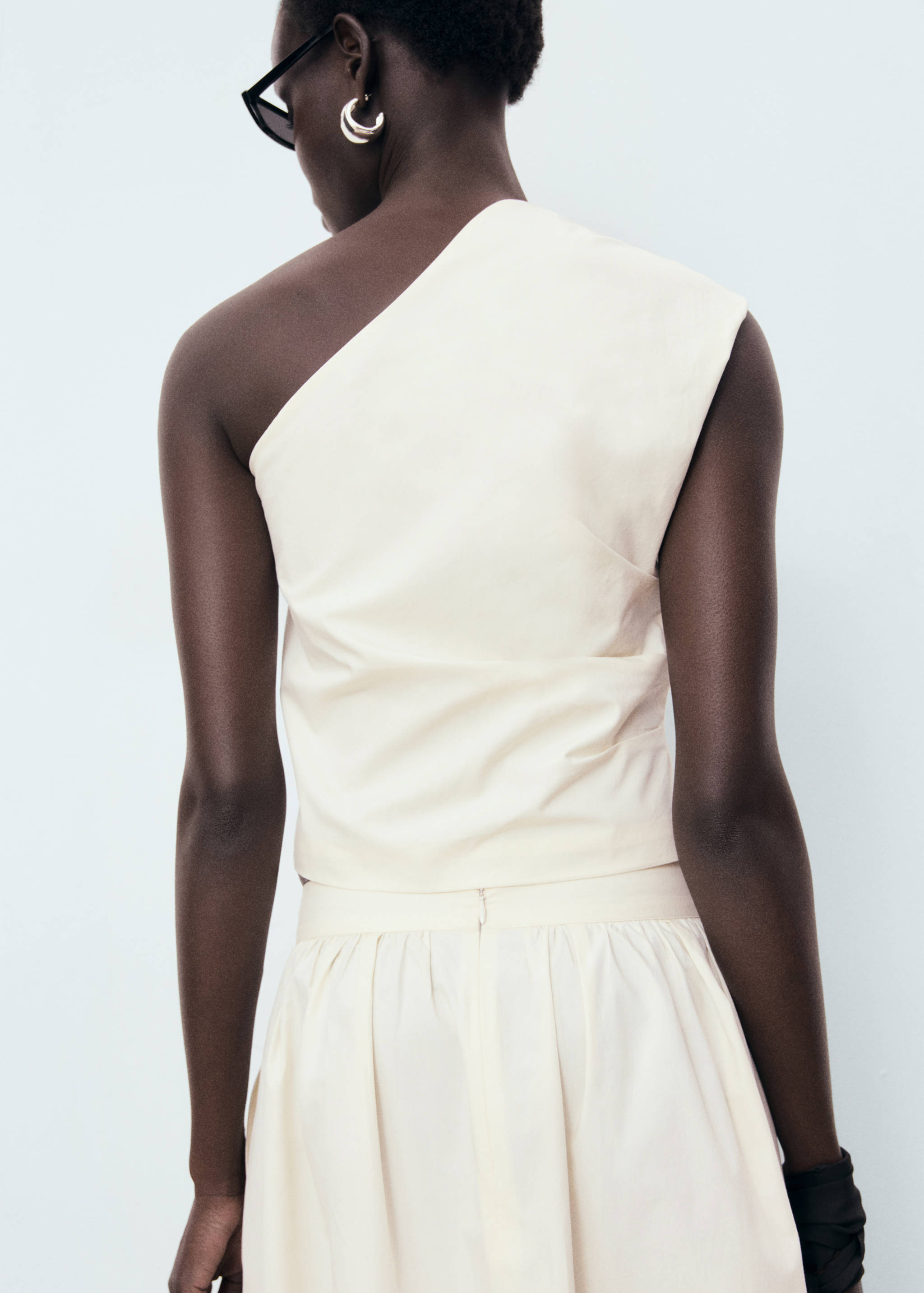 Ασύμμετρο τοπ με κεντημένο λουλούδι - Πίσω όψη προϊόντος