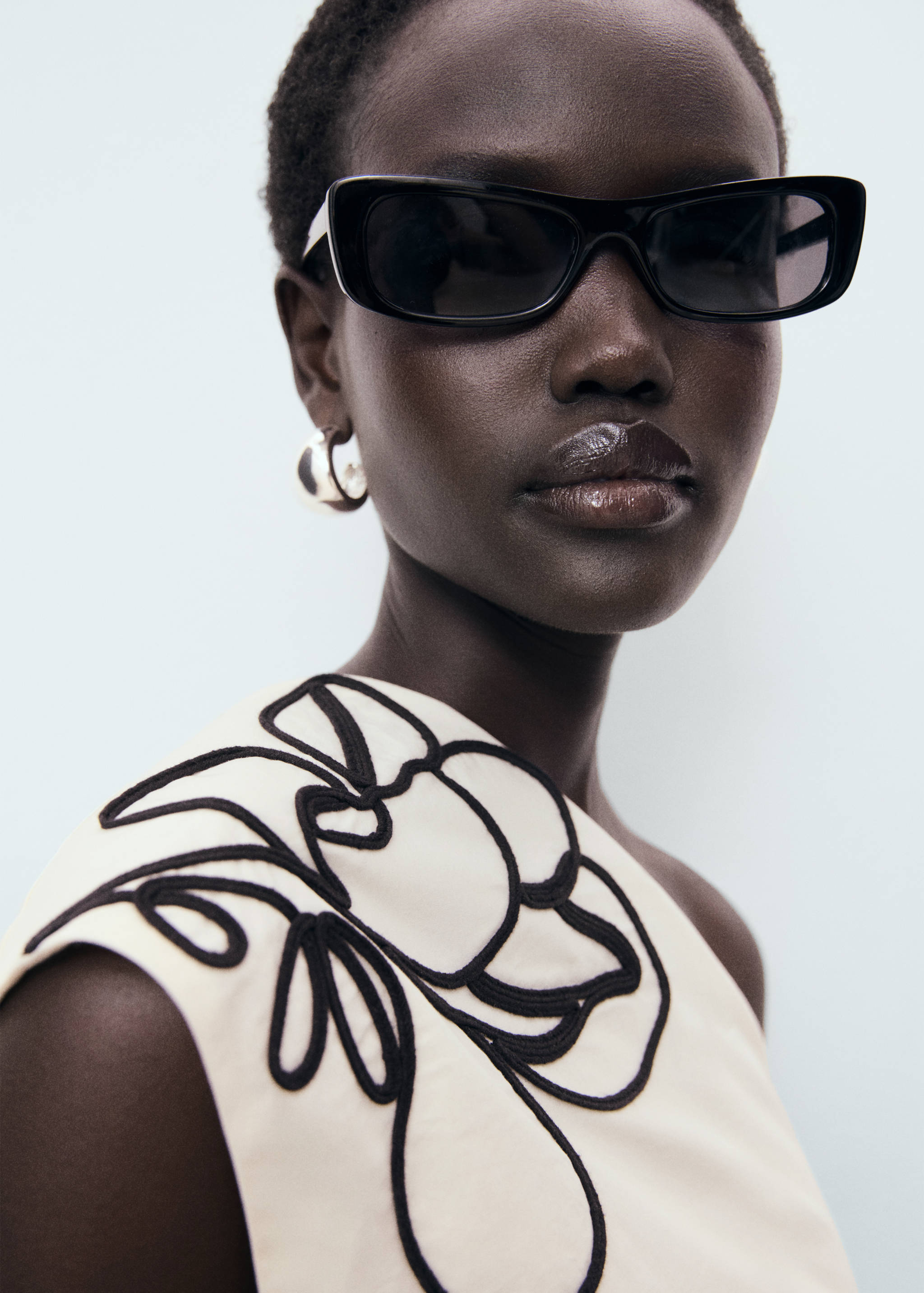 Ασύμμετρο τοπ με κεντημένο λουλούδι - Λεπτομέρεια του προϊόντος 1