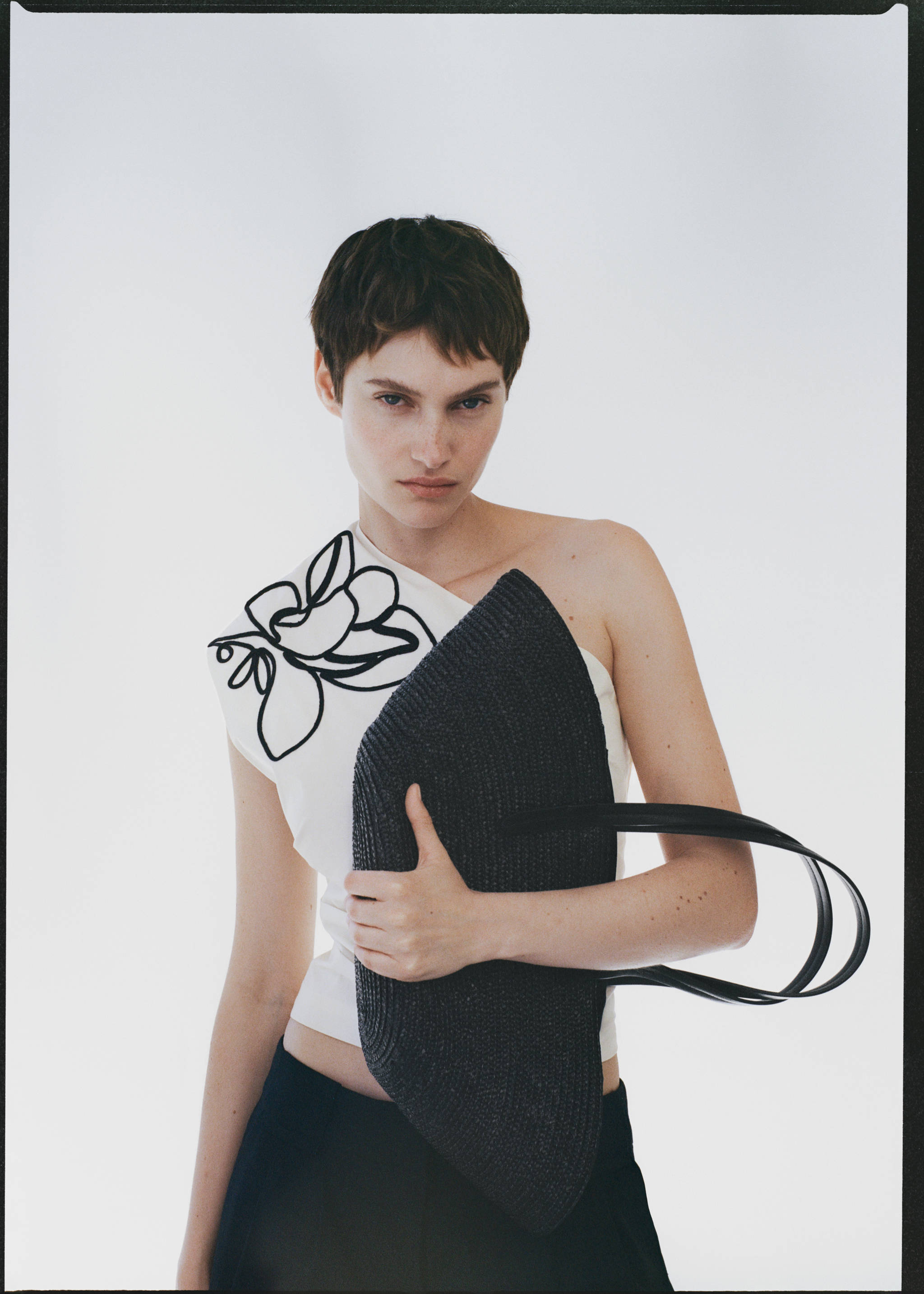 Ασύμμετρο τοπ με κεντημένο λουλούδι - Λεπτομέρεια του προϊόντος 7