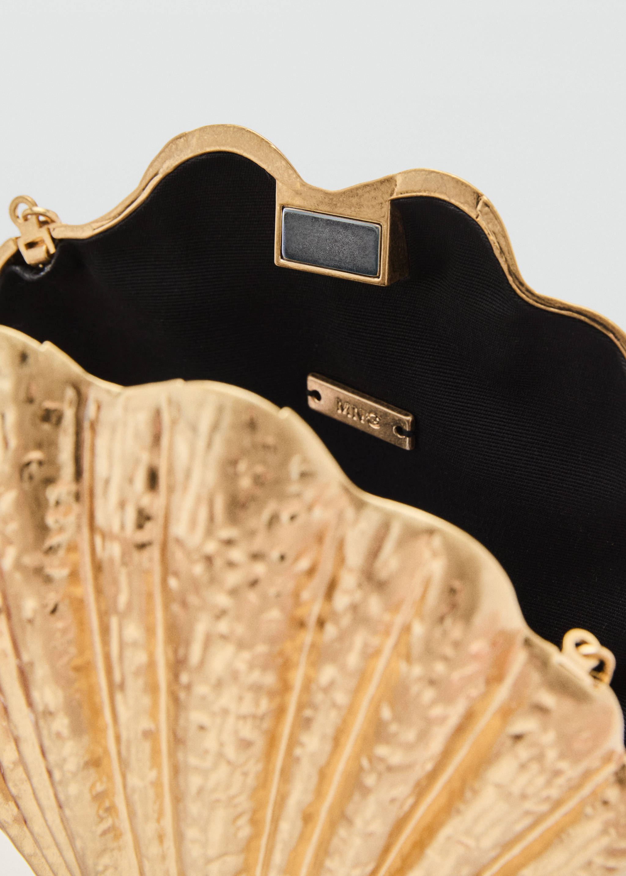 حقيبة كلاتش بتصميم صدفي - تفاصيل المنتج 1