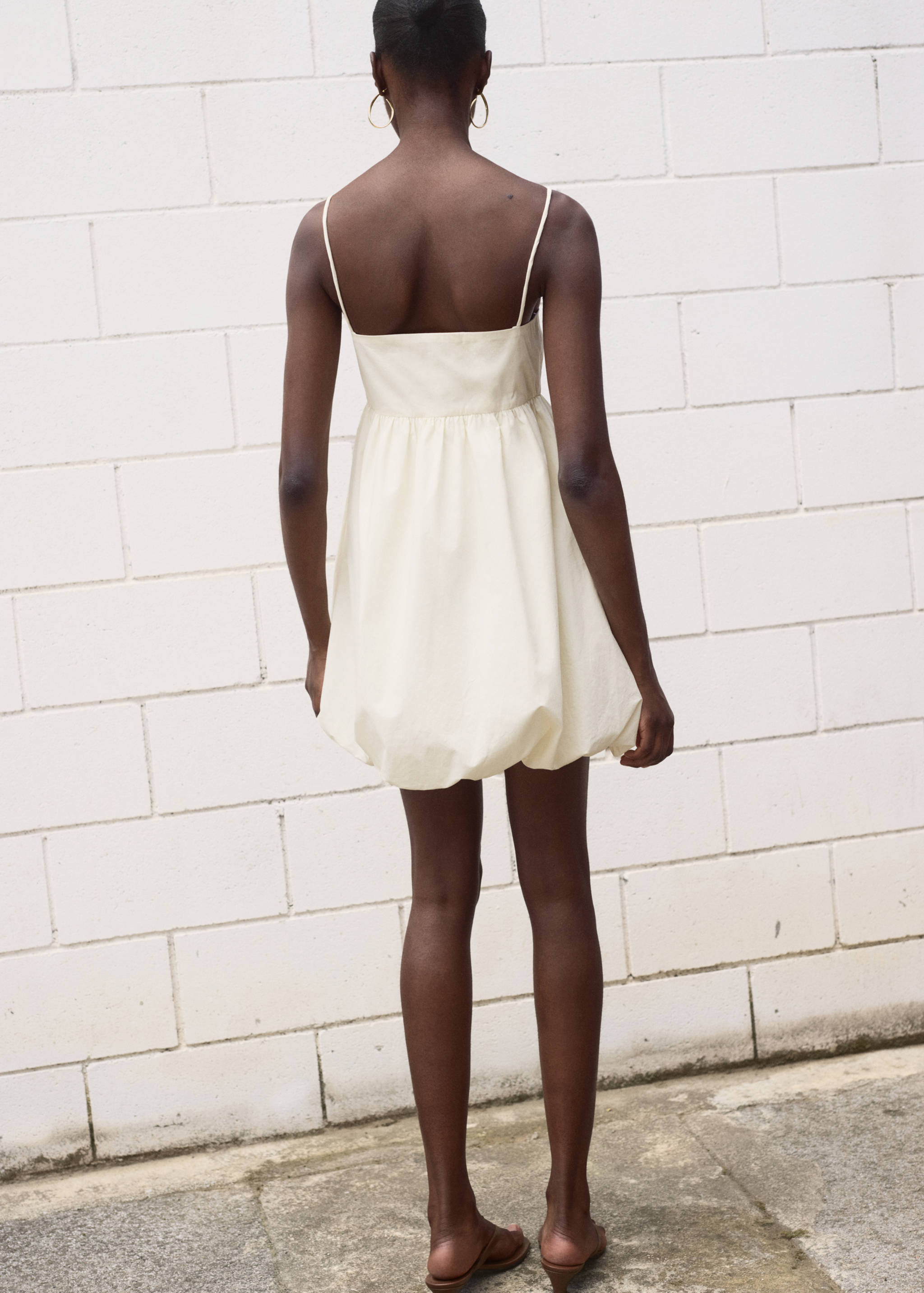 Balloon dress with embroidered flowers - Reverse of the article