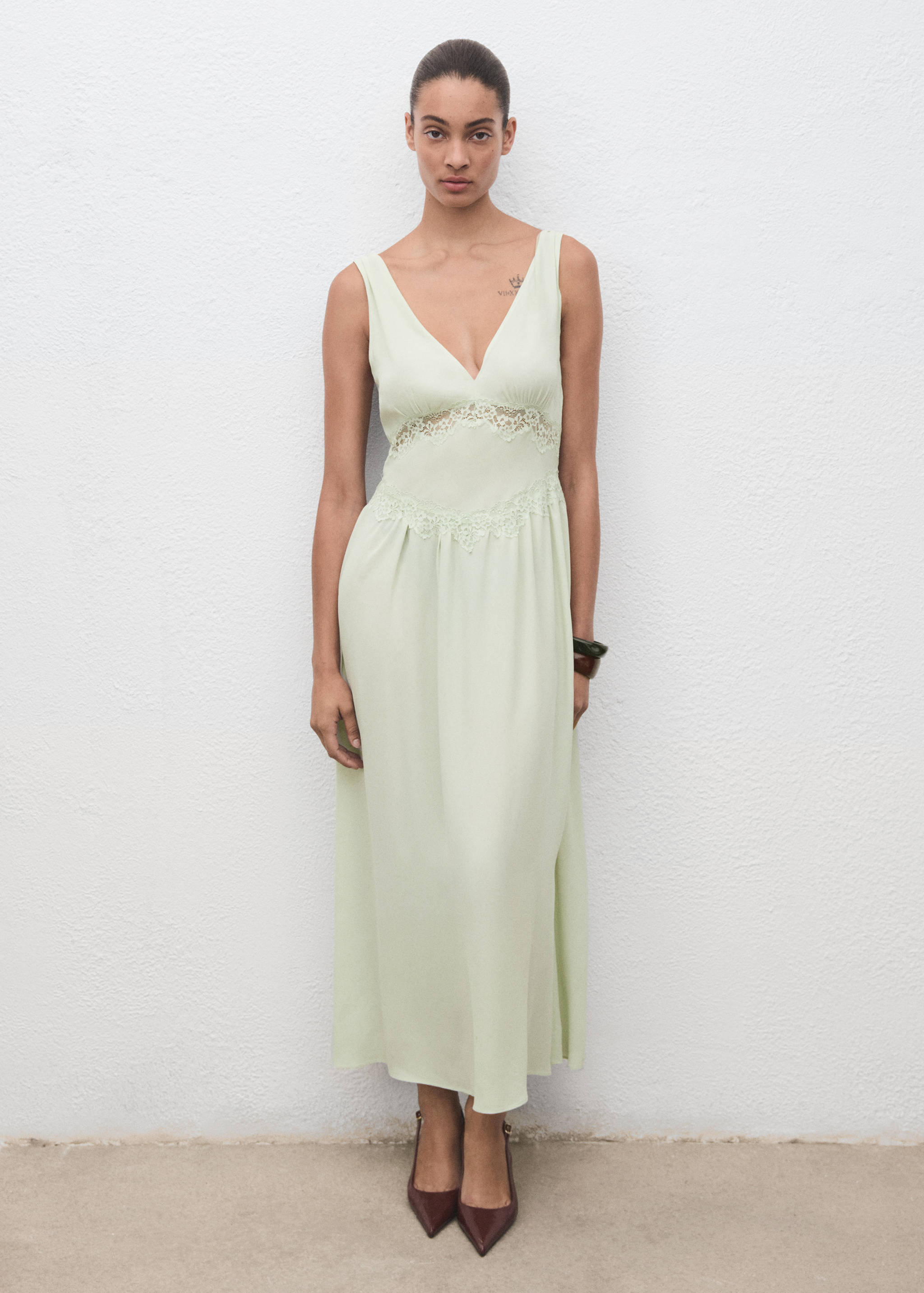 Spetsklänning i underklädesstil - Allmän bild