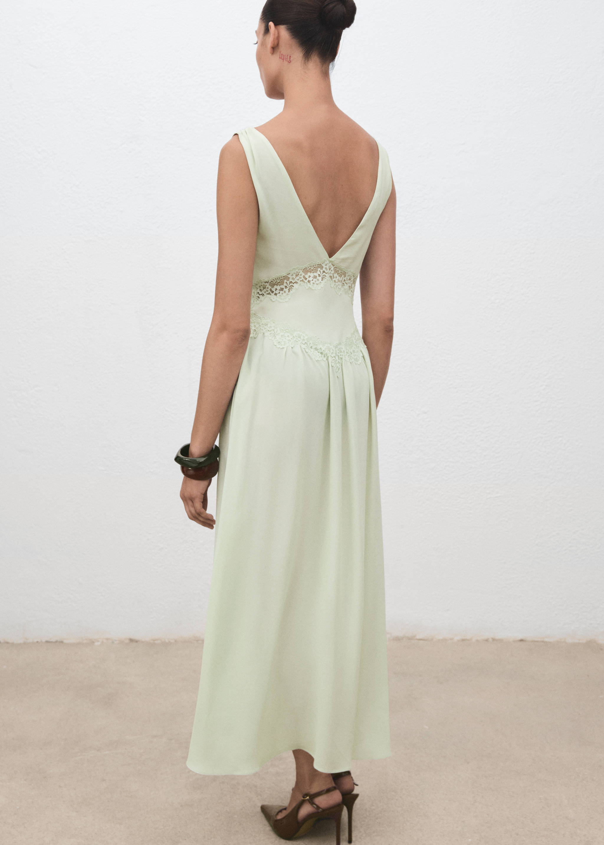 Spetsklänning i underklädesstil - Artikelns baksida