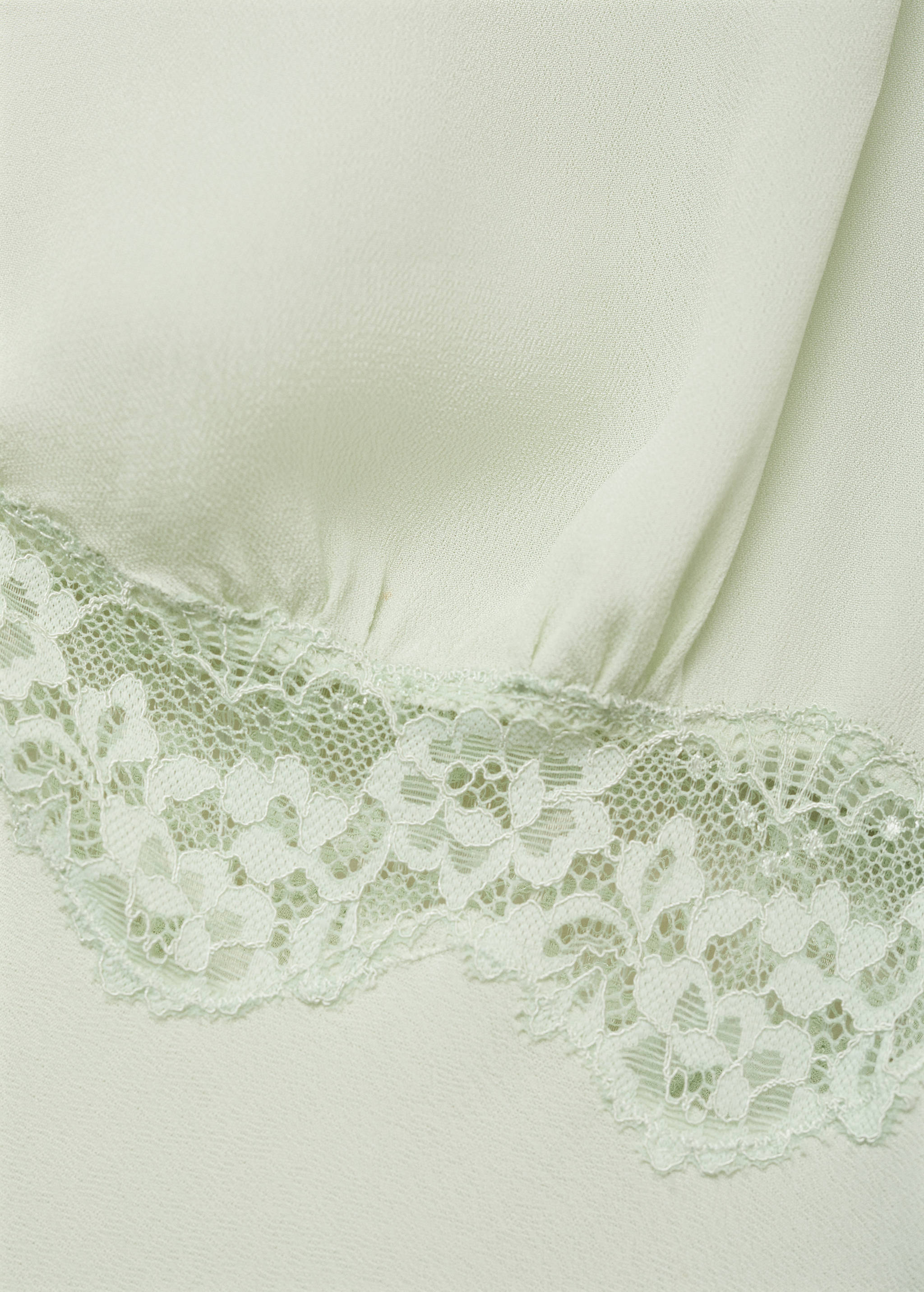 Spetsklänning i underklädesstil - Detaljer om artikeln 8