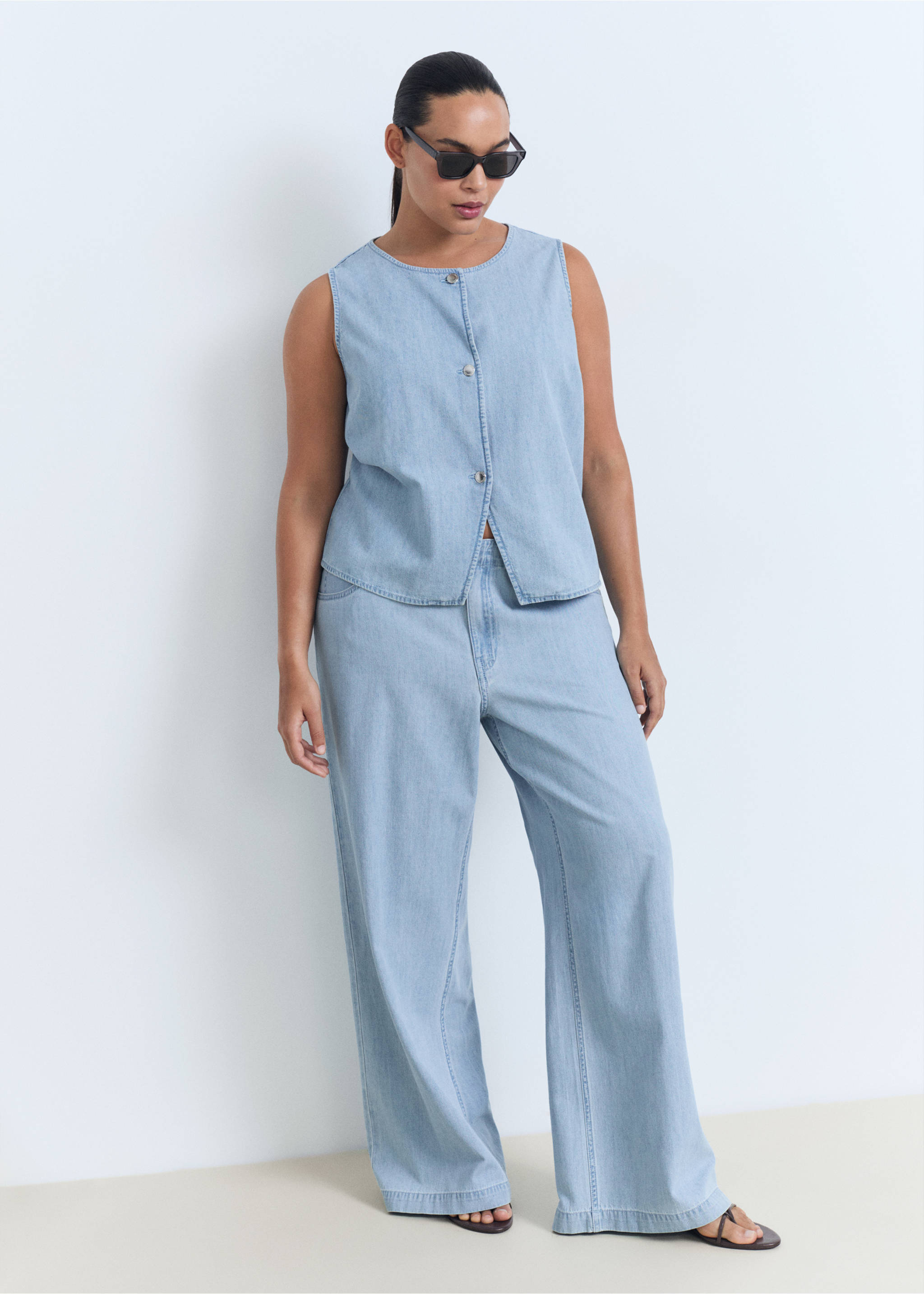 Buttoned denim gilet - Details of the article 3, Light Blue. Ref: 17071205-00.