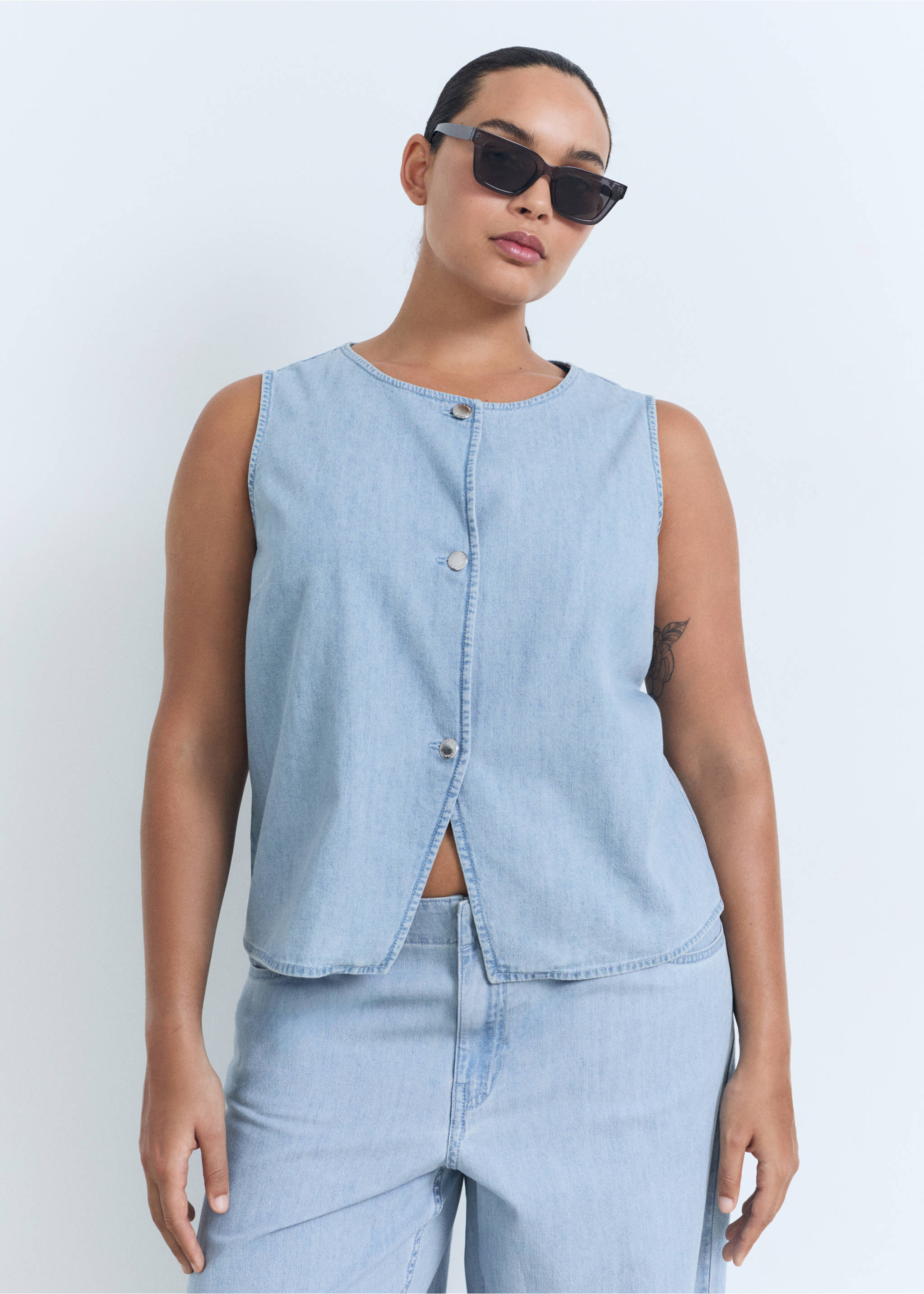 Buttoned denim gilet - Details of the article 5, Light Blue. Ref: 17071205-00.