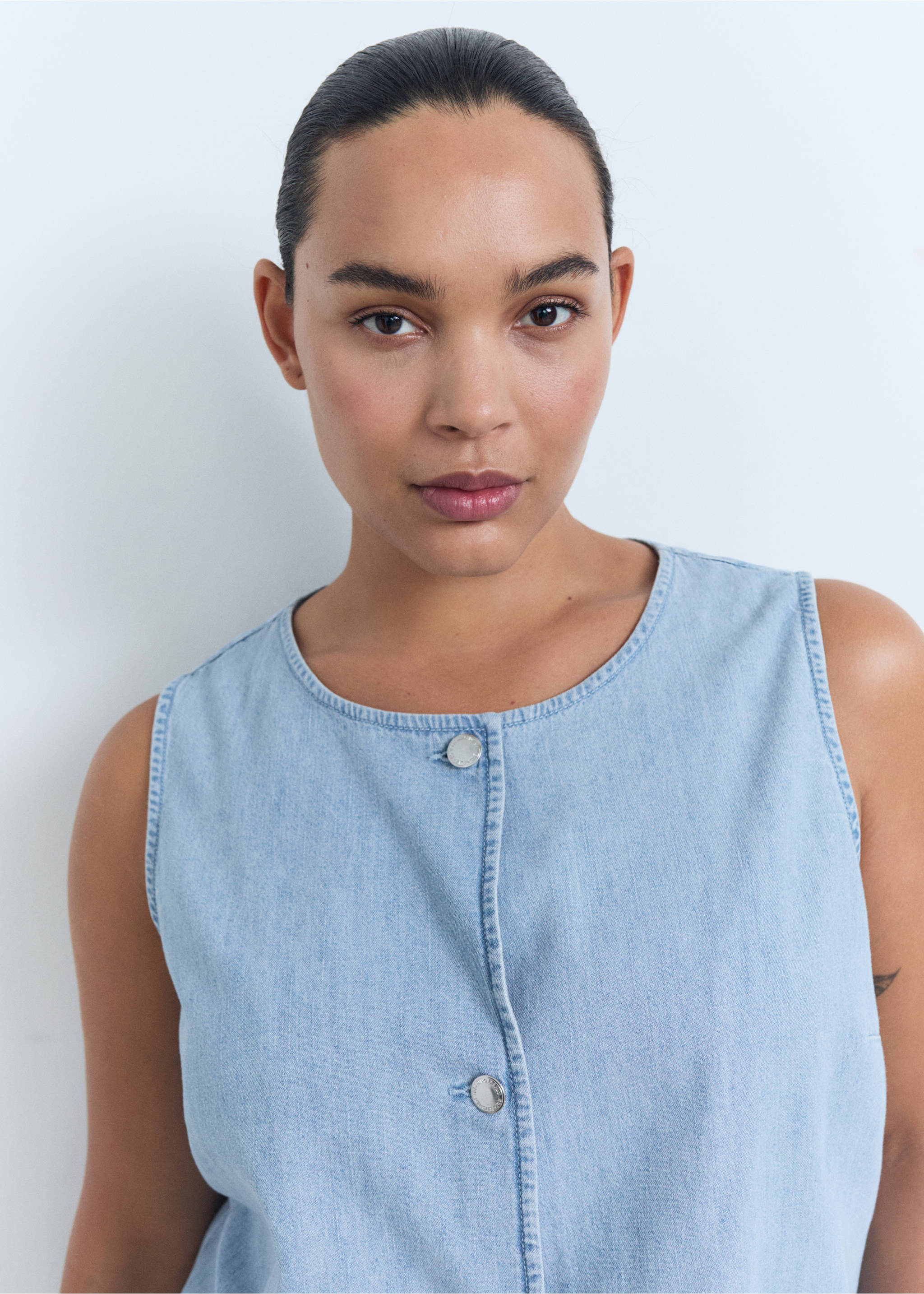 Buttoned denim gilet - Details of the article 4, Light Blue. Ref: 17071205-00.