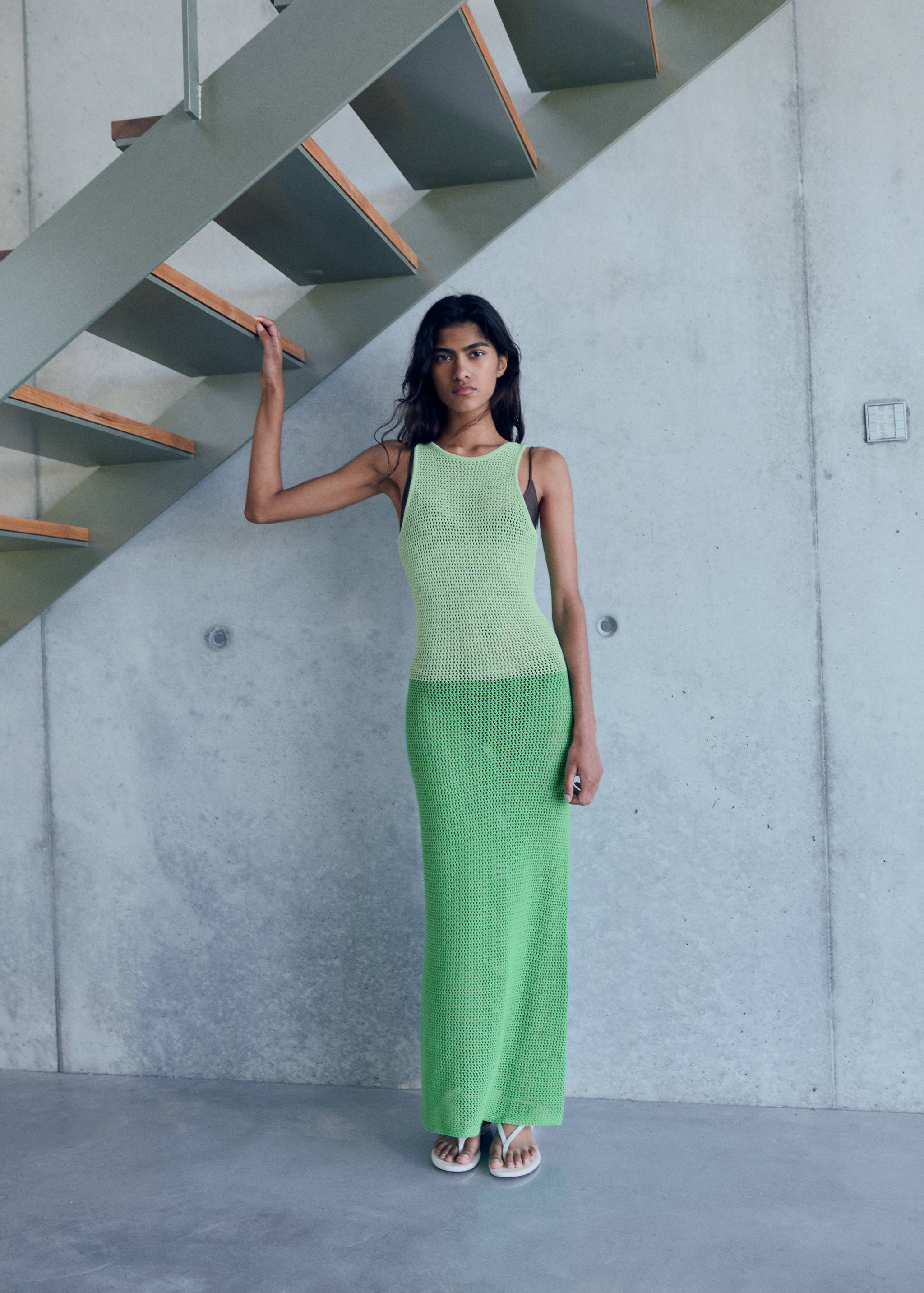 Rochie lungă croșetată în două culori - Plan general