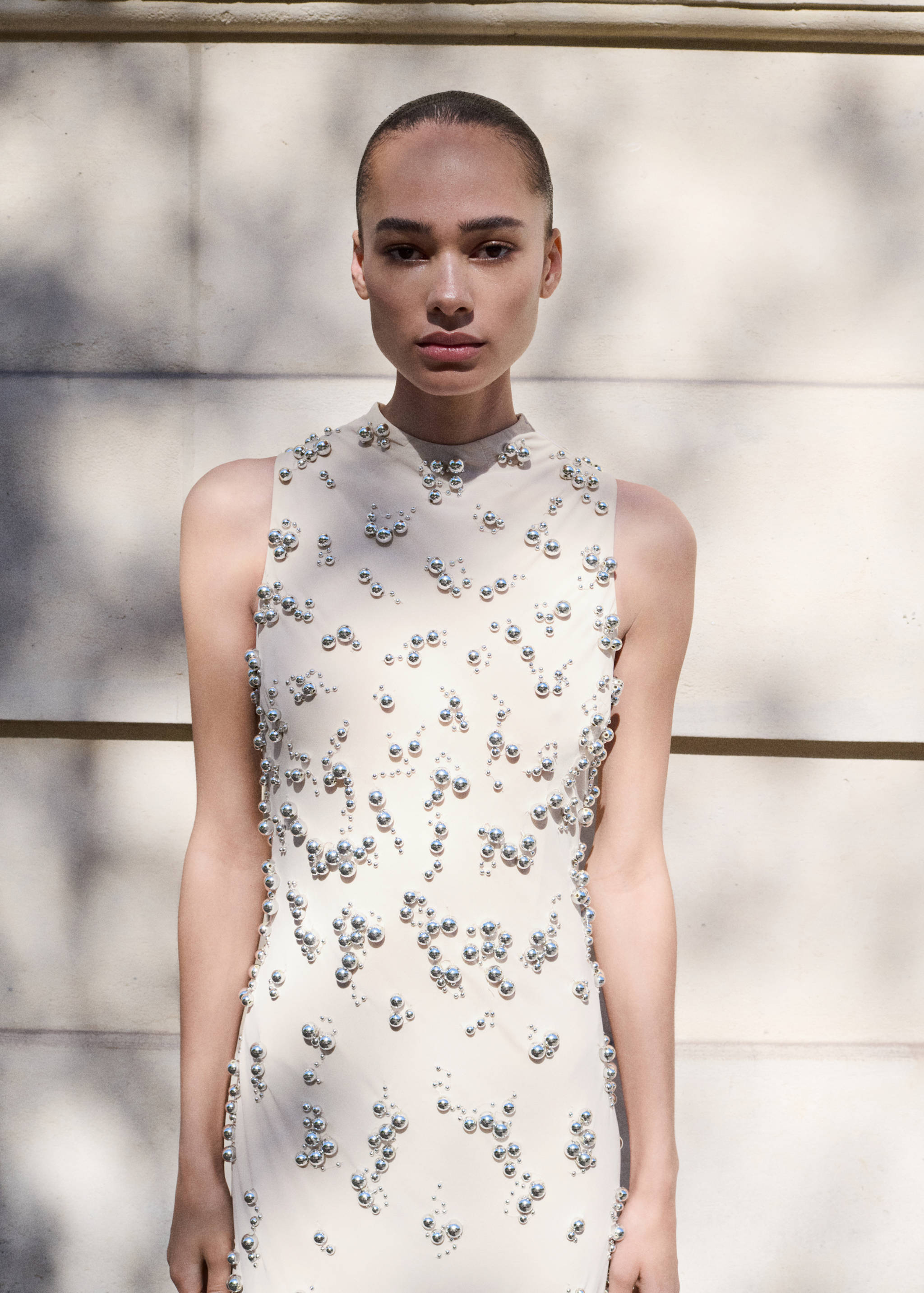 Lange jurk met geborduurde bolletjes - Middenvlak