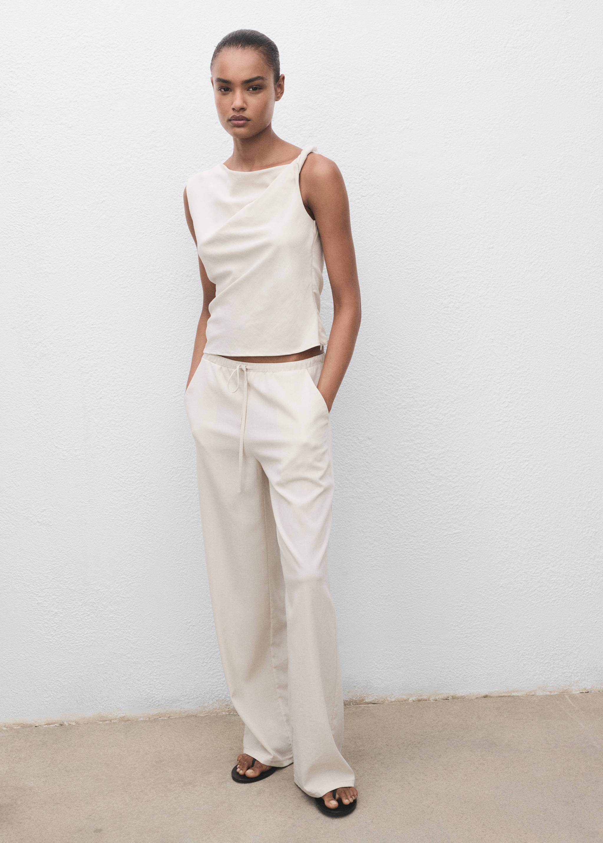 Top assimétrico com alça drapeada - Plano geral