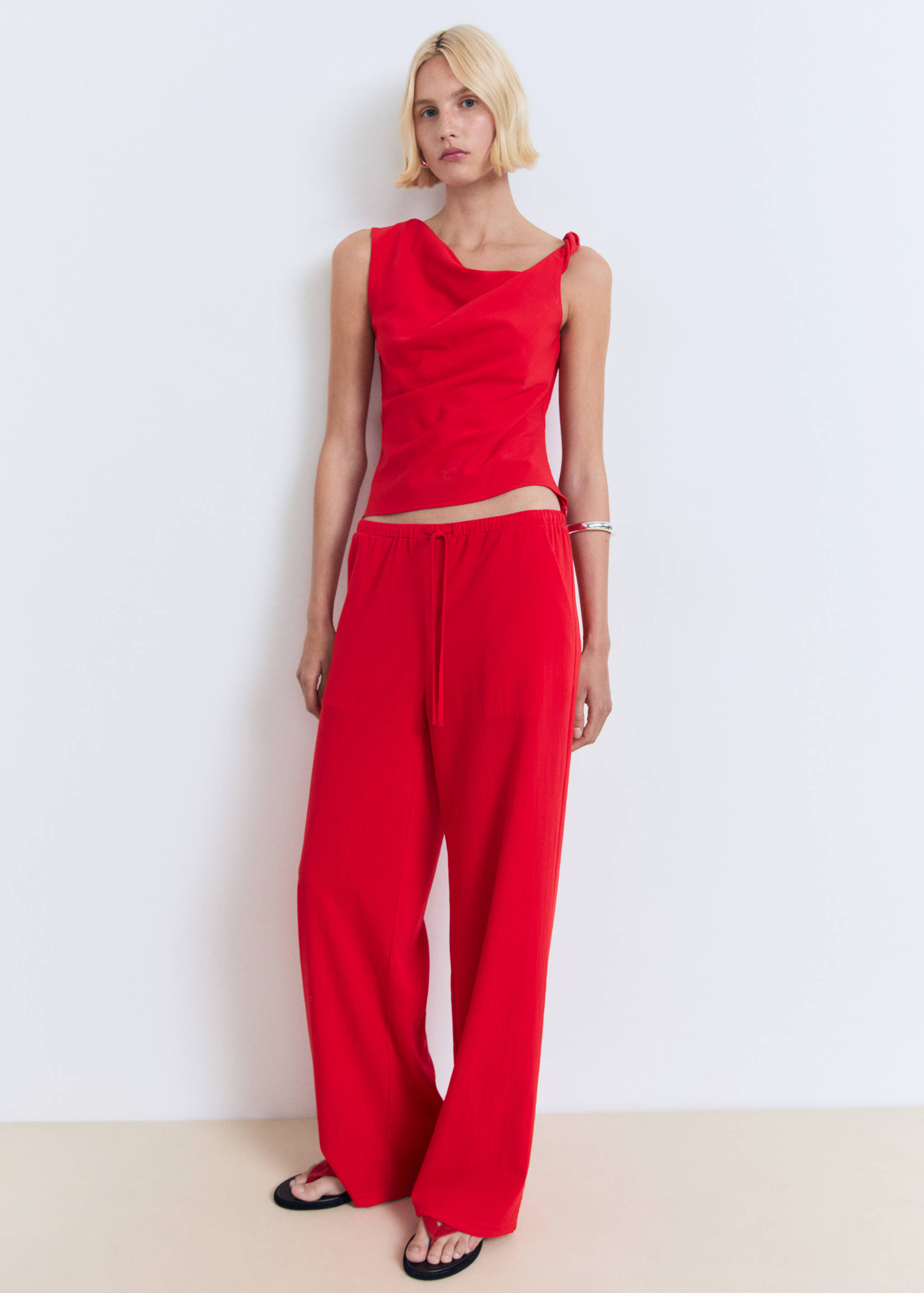 Top assimétrico com alça drapeada - Plano geral