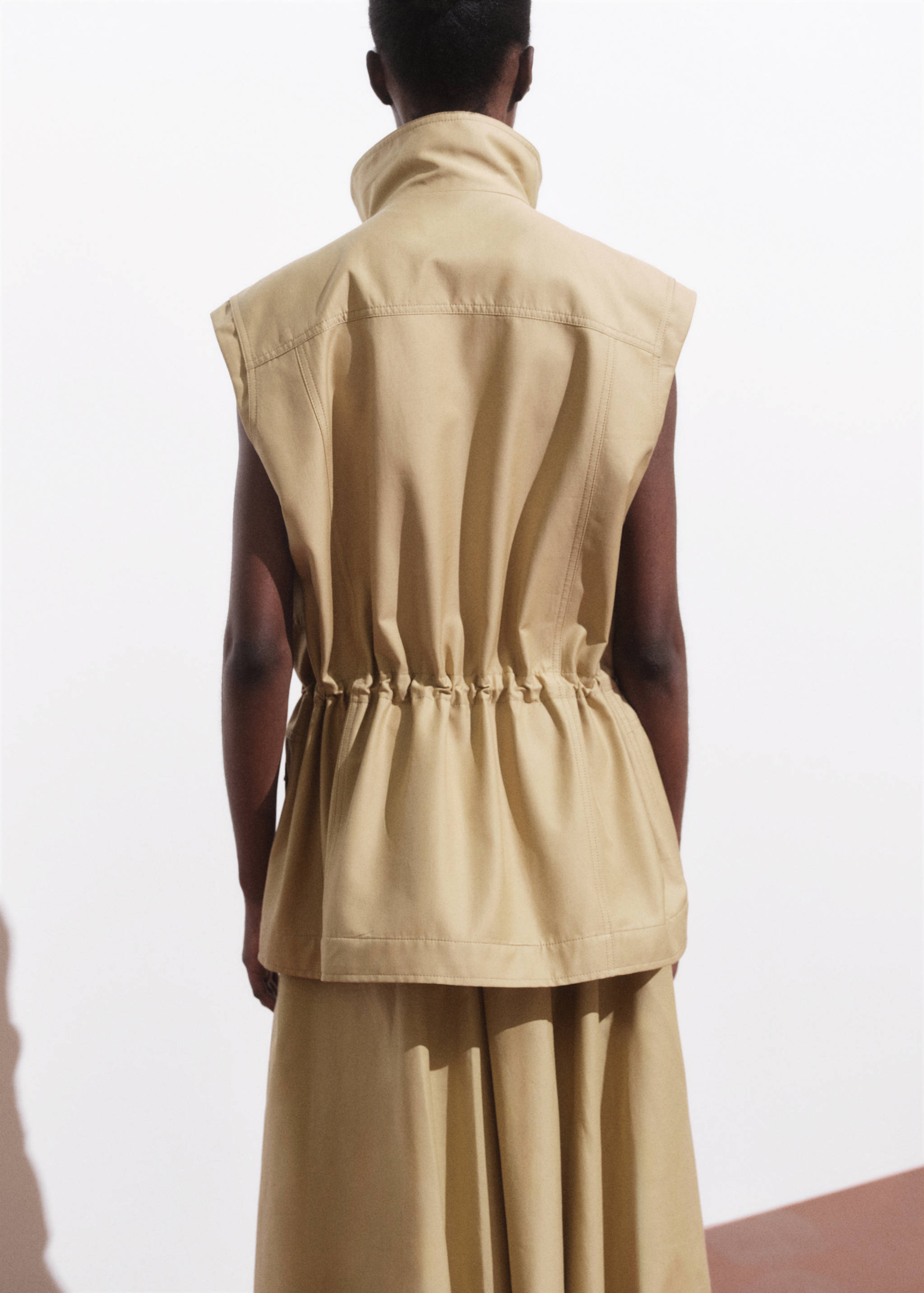Oversized vest with cargo pockets - Reverse of the article