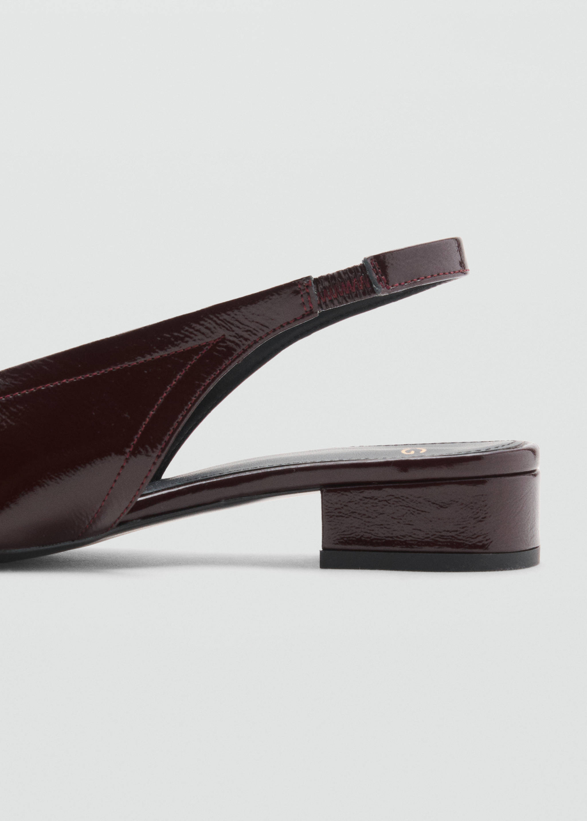 Sapato de pele com salto de bloco - Pormenor do artigo 1