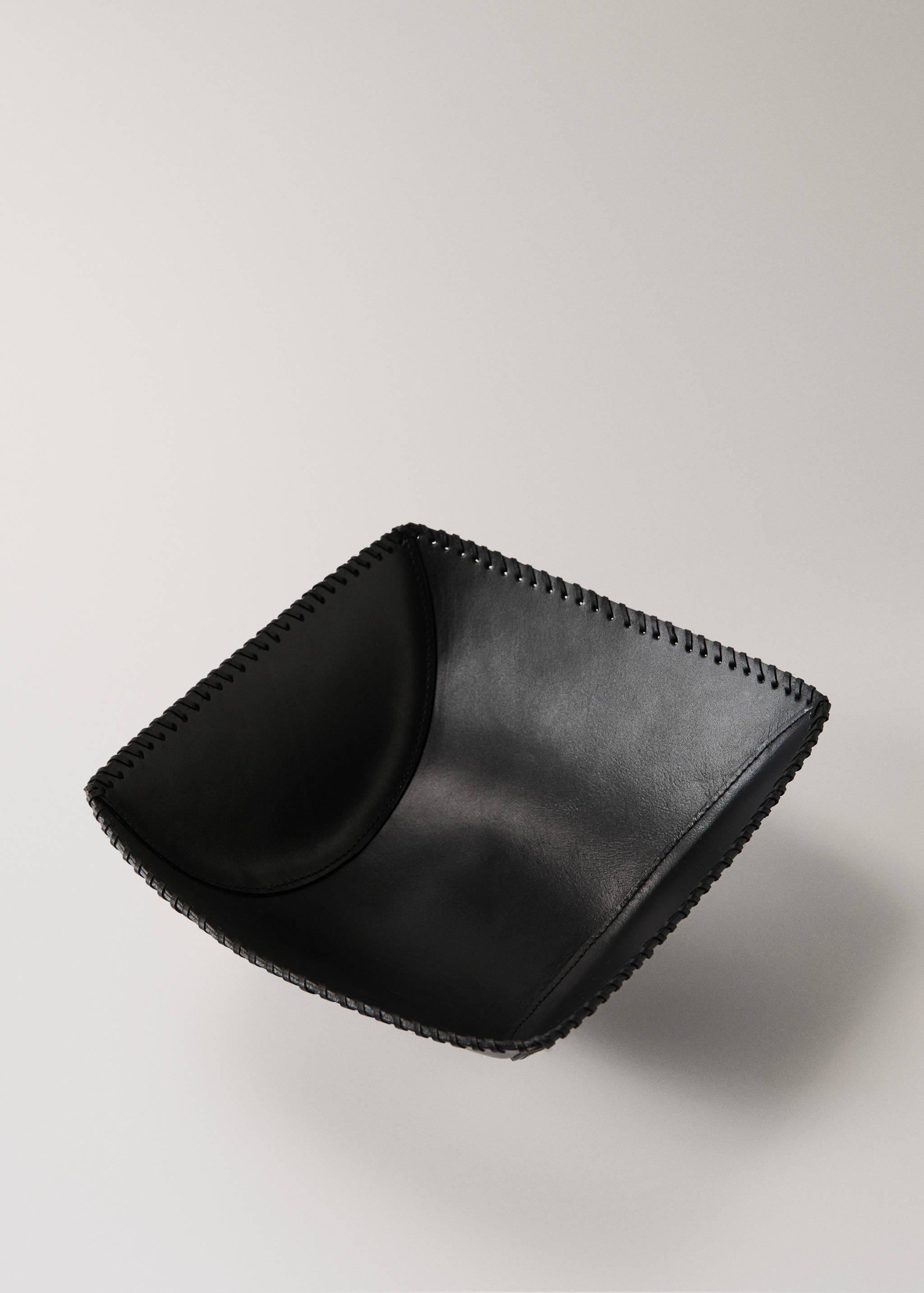 Decorative leather tray - Details of the article 1