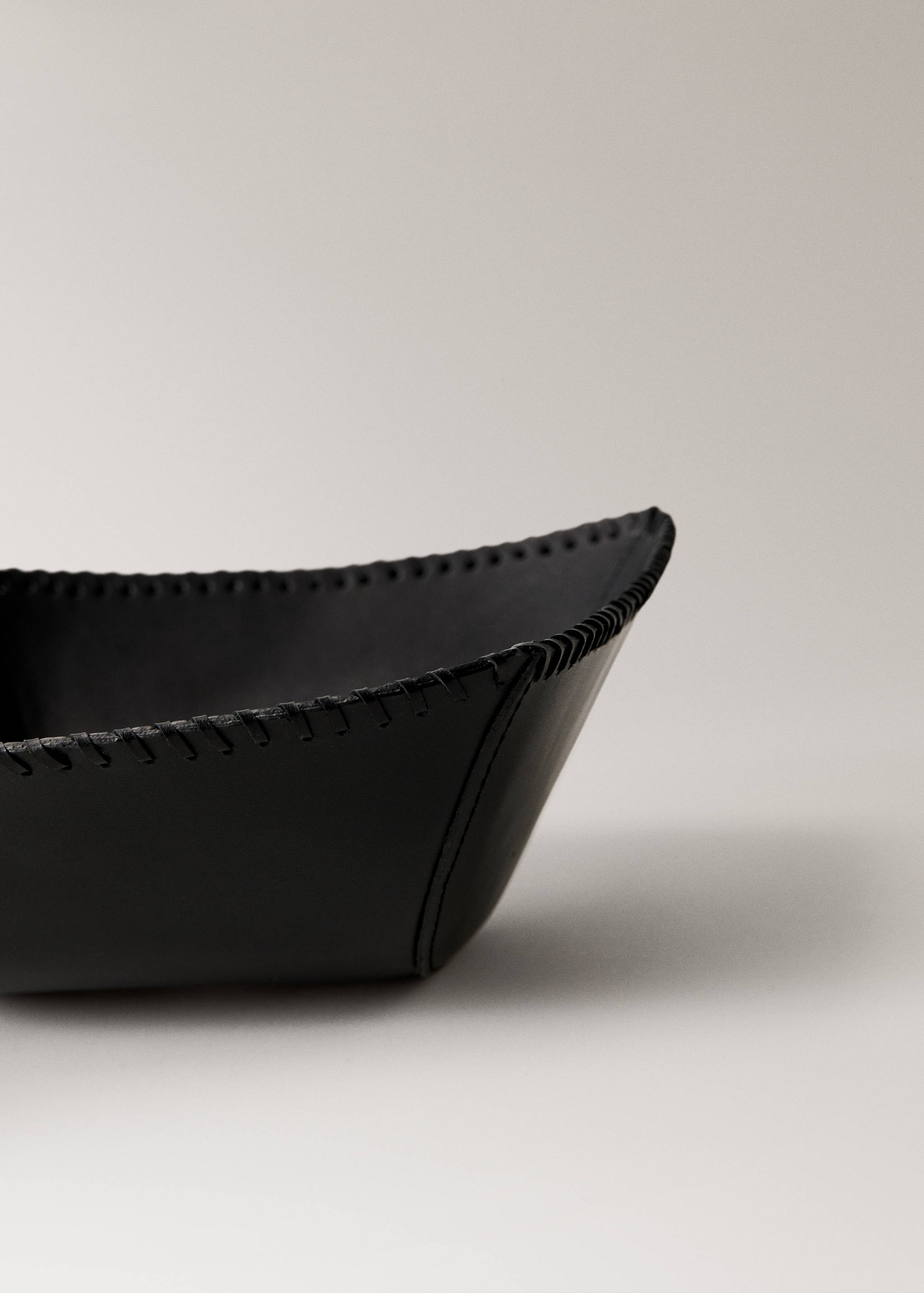 Decorative leather tray - Details of the article 2