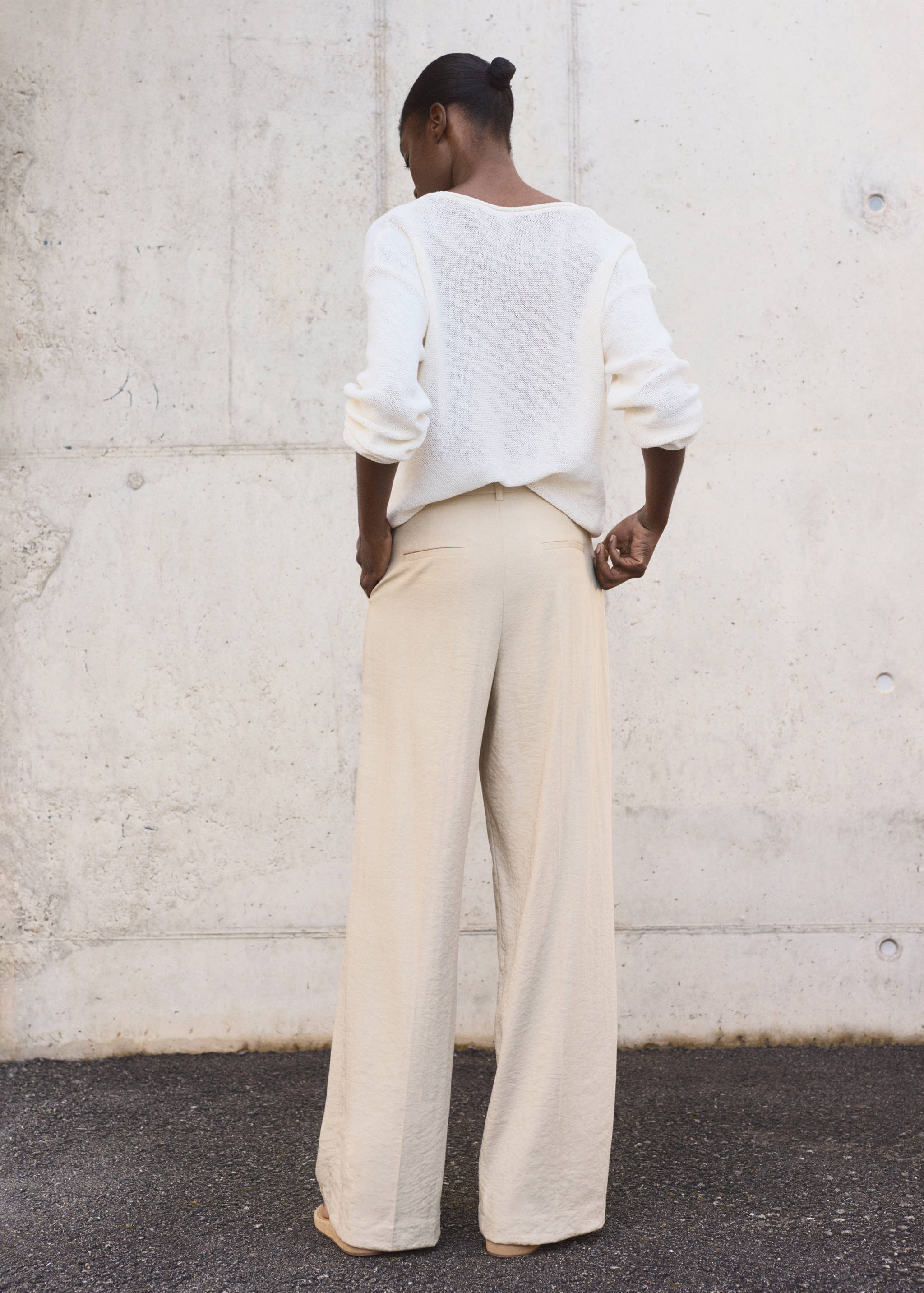 Wide leg pleated pants - Reverse of the article