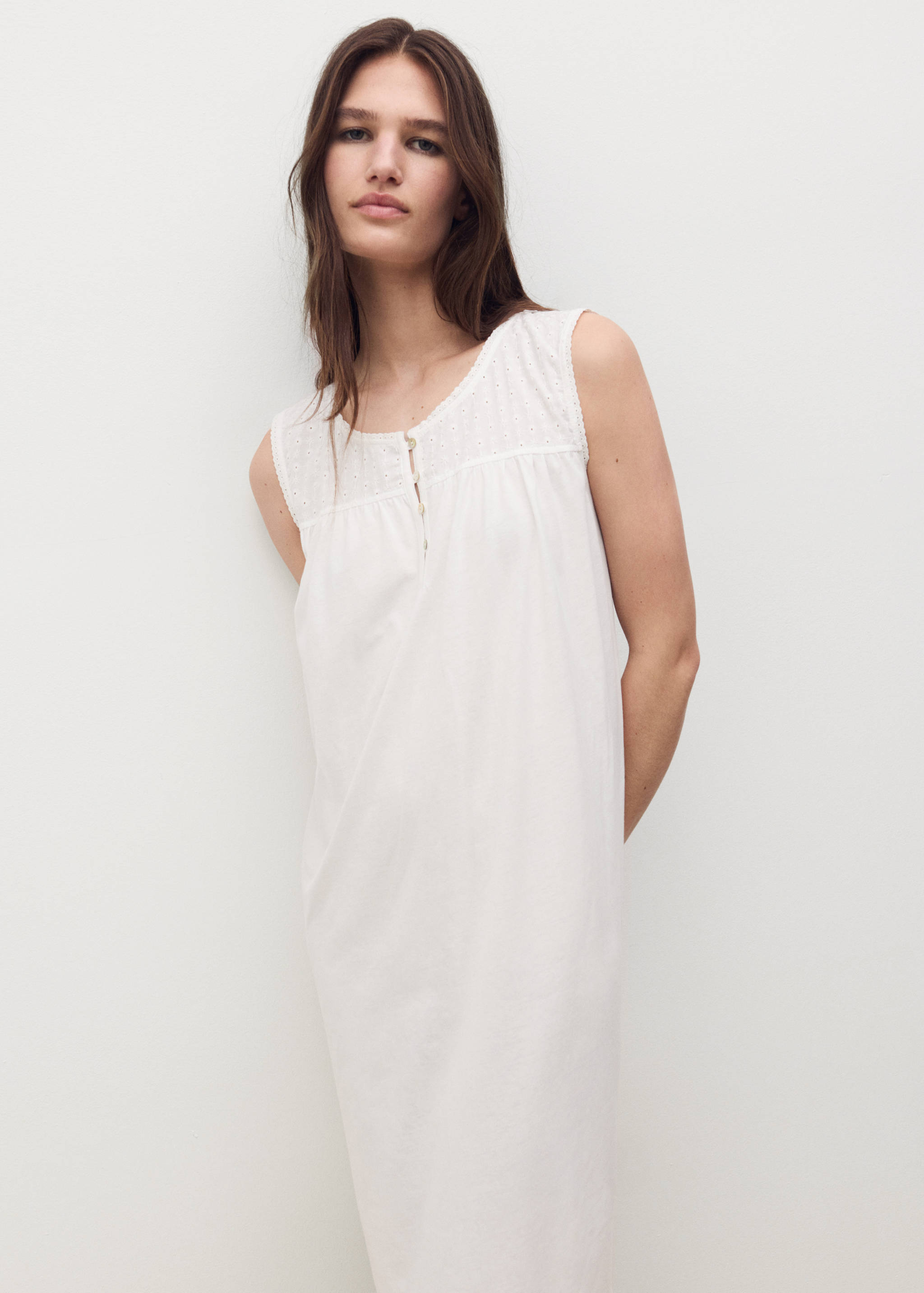Cotton nightdress with embroidered detail - Medium plane