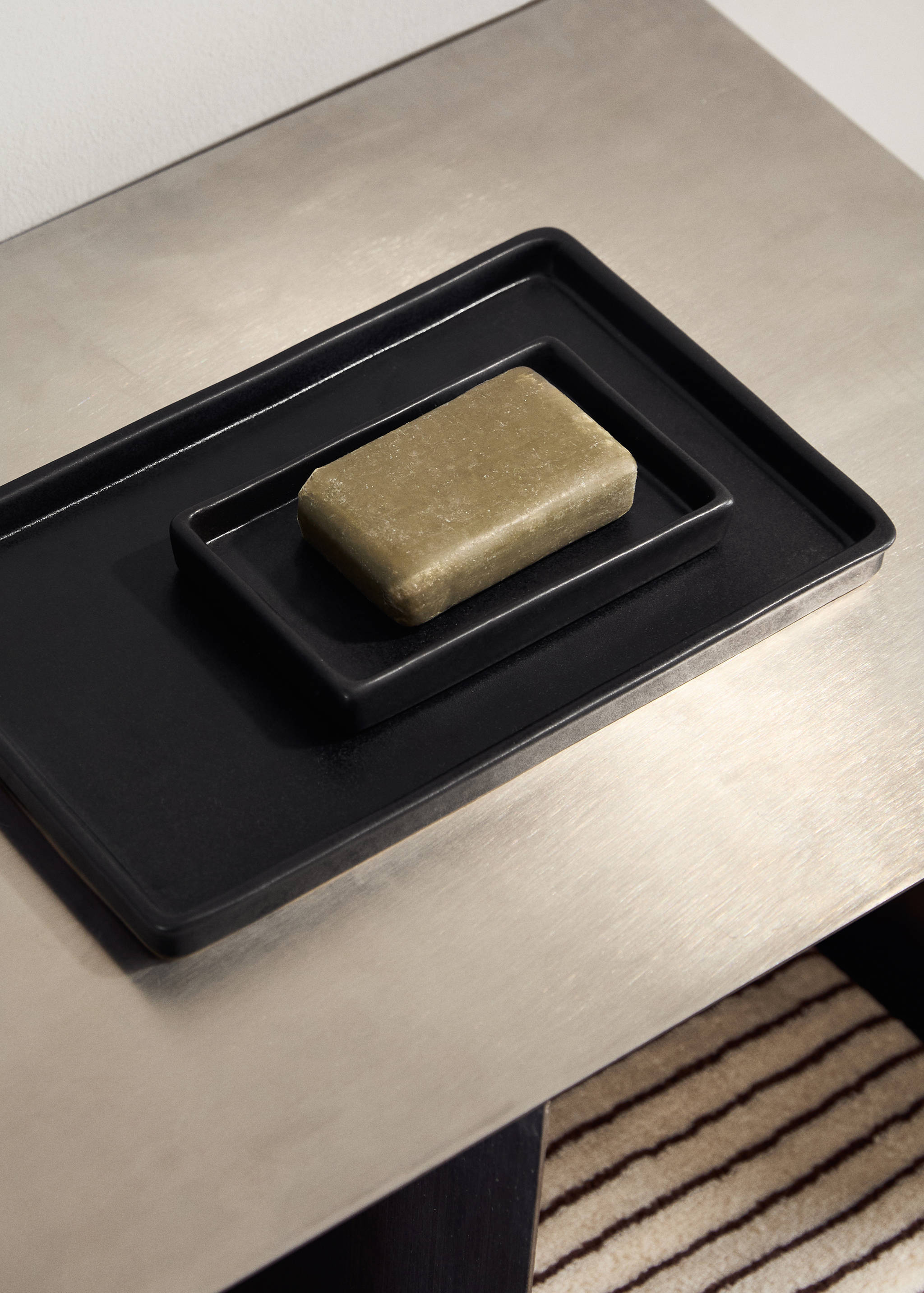 Matte-finish bathroom tray - General plane
