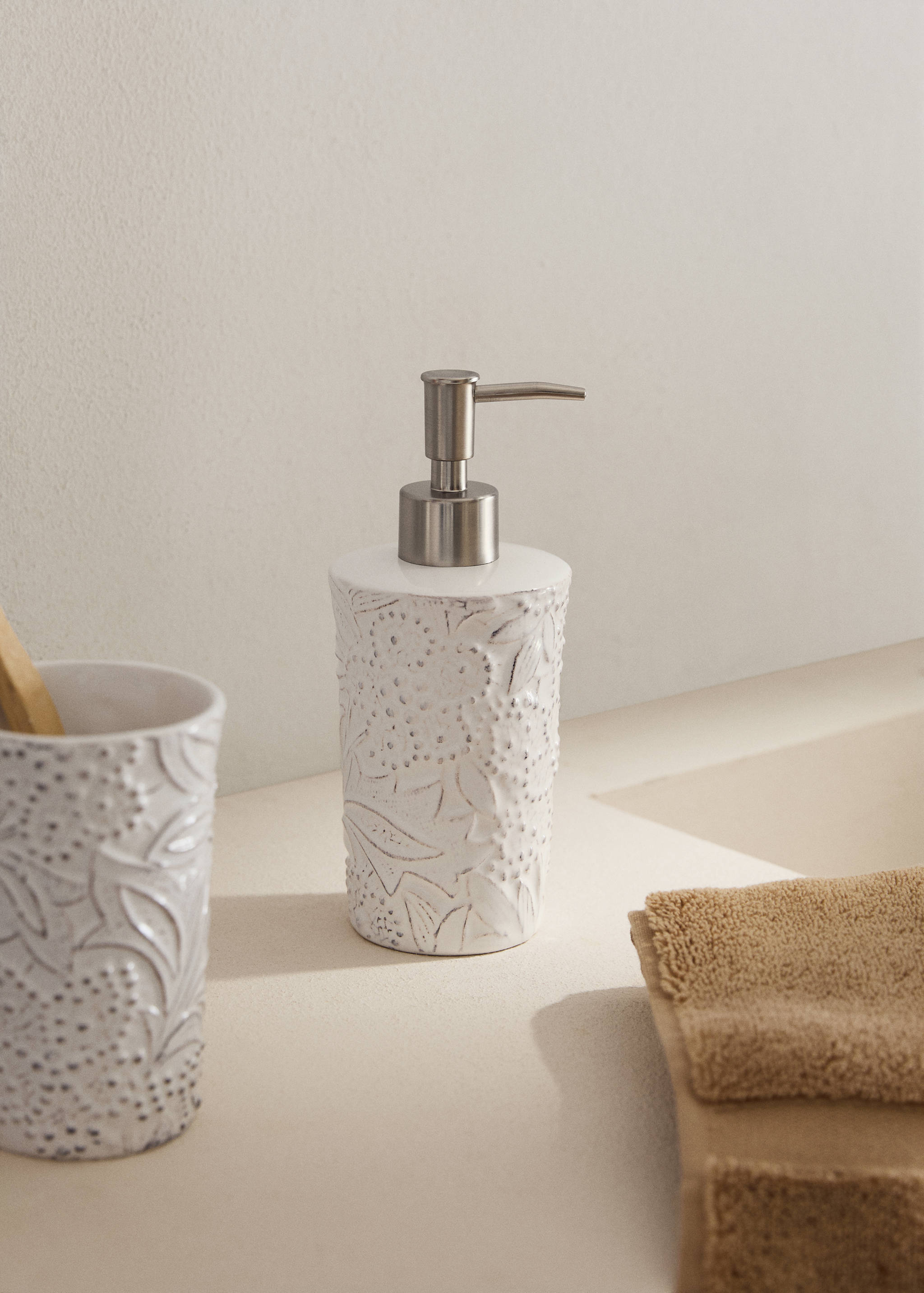 Embossed soap dispenser - General plane