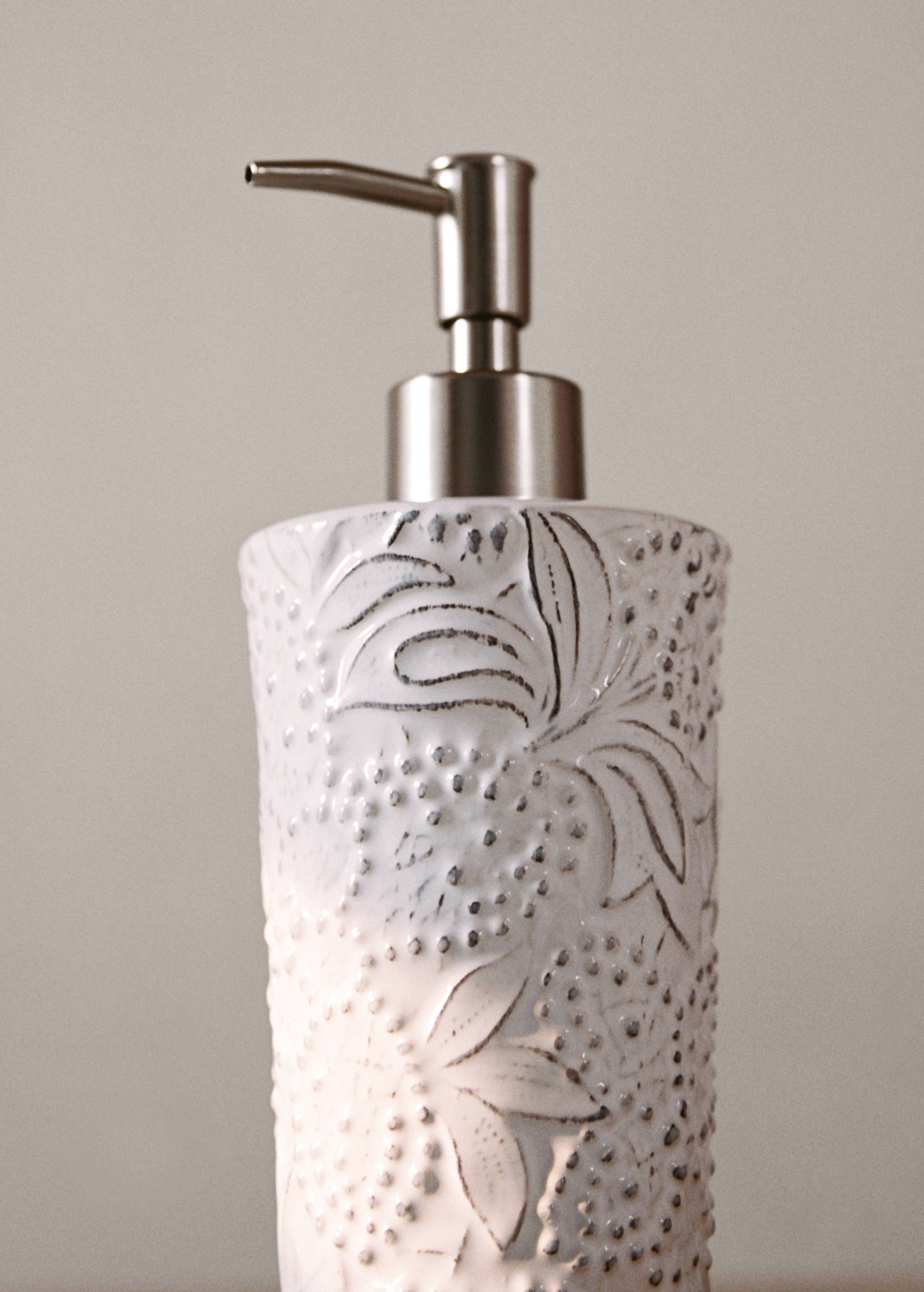 Embossed soap dispenser - Details of the article 6
