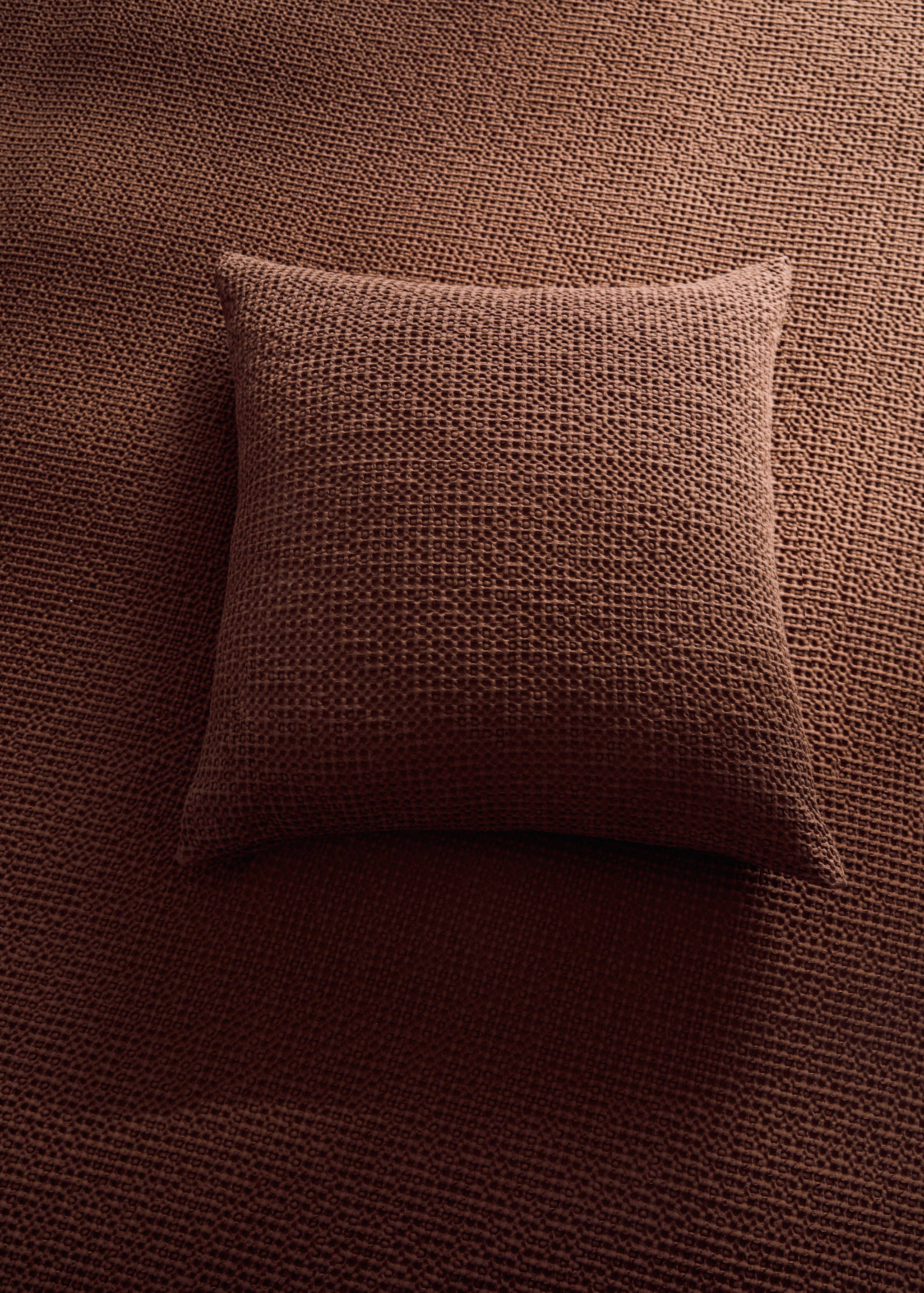 Capa de almofada decorativa de gaze de algodão garment-dyed com textura waffle 50x50 cm - Plano geral